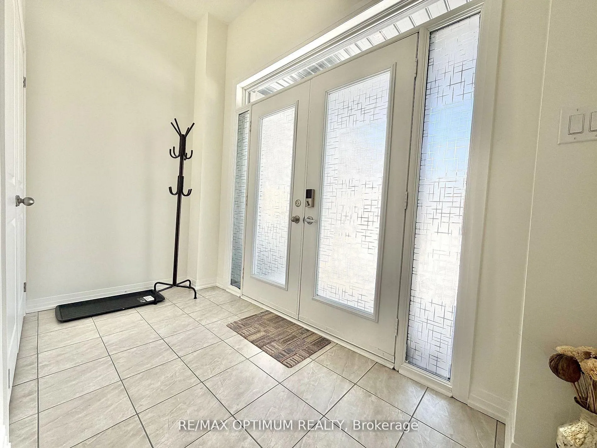 Photo 2 of 42 Cryderman Lane, Clarington, Bowmanville — HOMEH