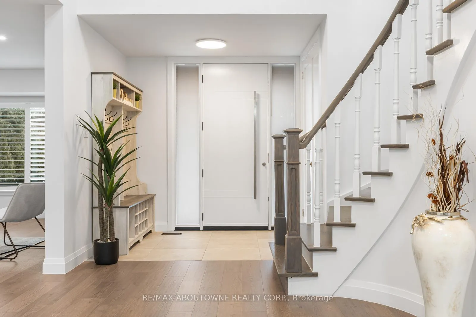 Photo 4 of 1324 Birchcliff Drive, Oakville, Glen Abbey — HOMEH