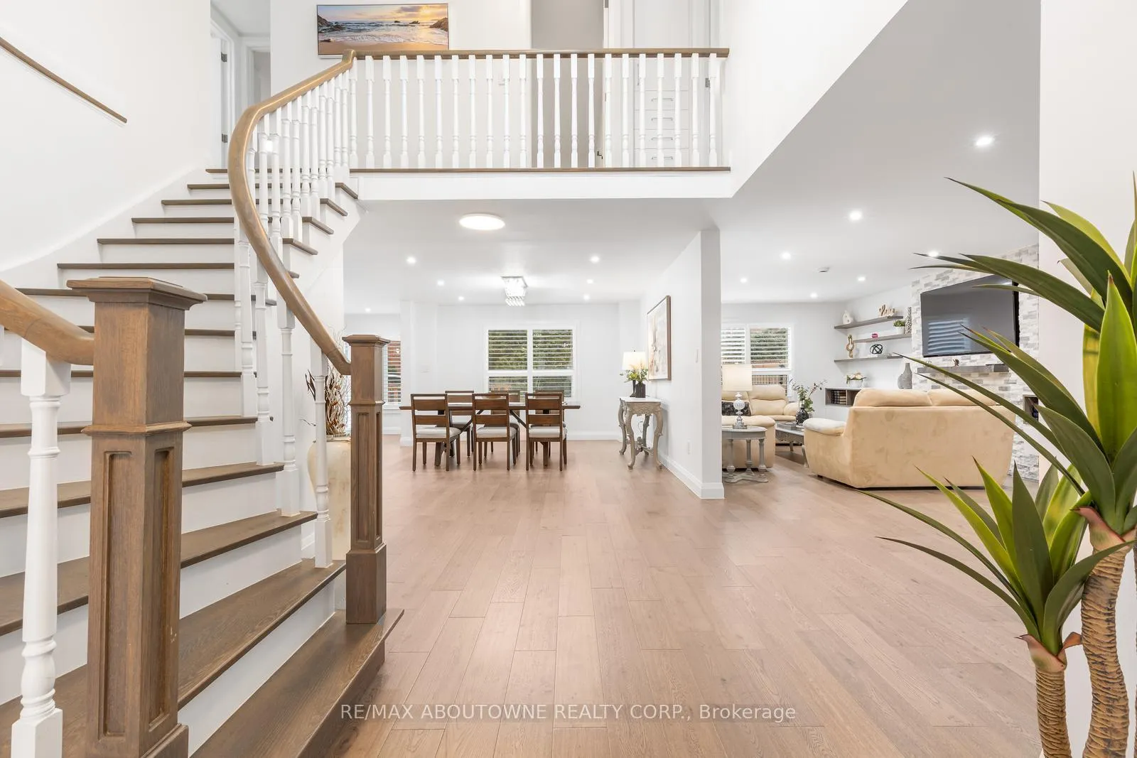 Photo 5 of 1324 Birchcliff Drive, Oakville, Glen Abbey — HOMEH