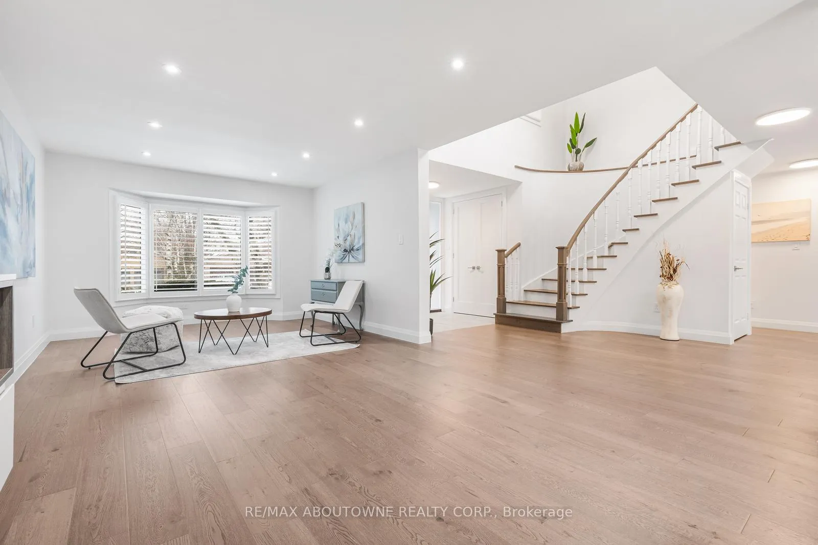 Photo 7 of 1324 Birchcliff Drive, Oakville, Glen Abbey — HOMEH