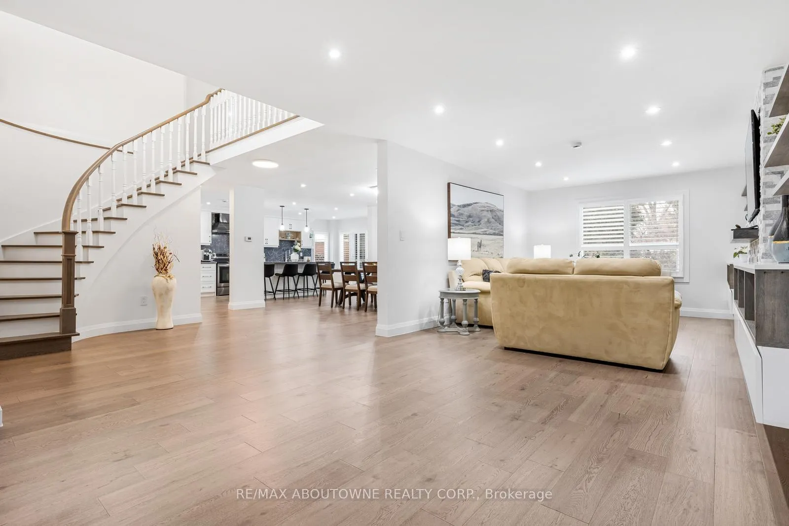 Photo 10 of 1324 Birchcliff Drive, Oakville, Glen Abbey — HOMEH