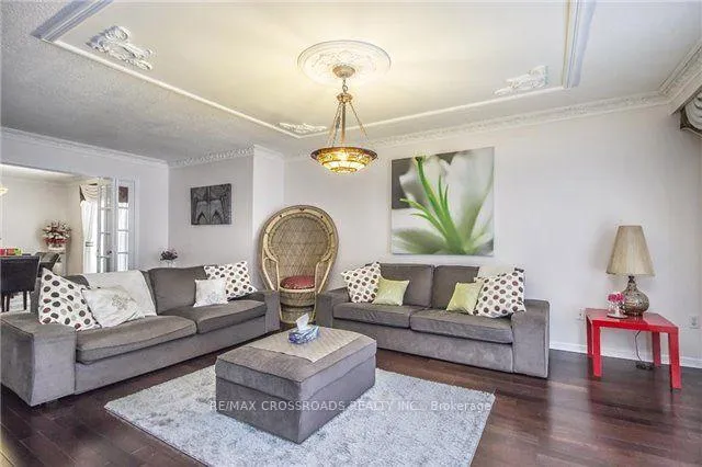 Photo 3 of 2 Hampstead Court, Markham, Milliken Mills East — HOMEH