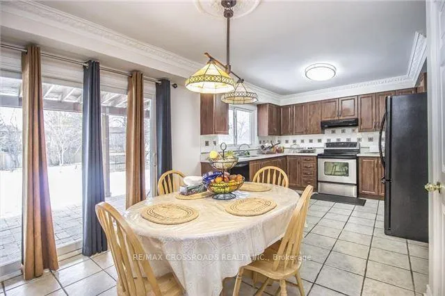Photo 4 of 2 Hampstead Court, Markham, Milliken Mills East — HOMEH