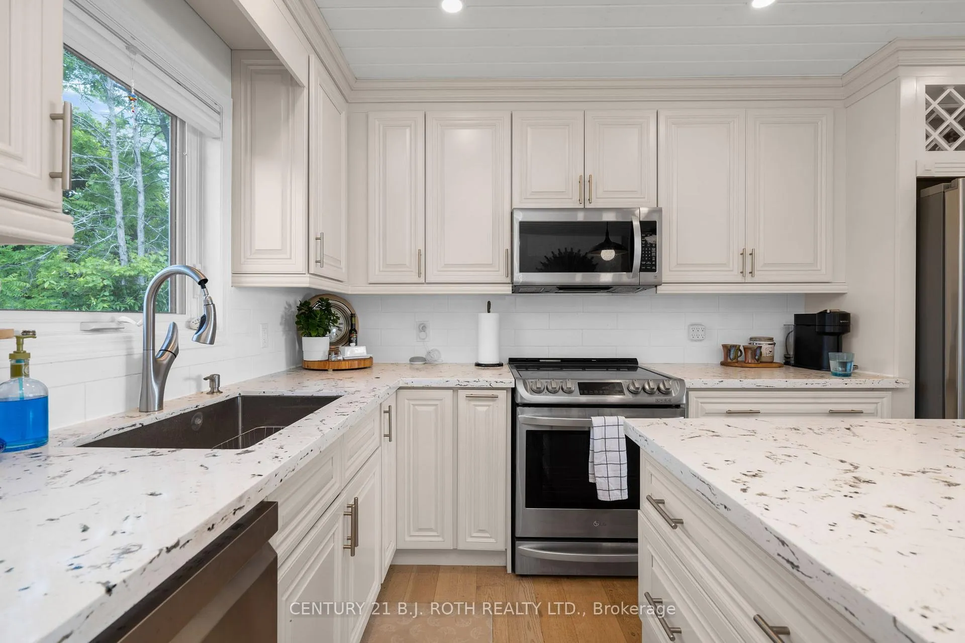 Photo 8 of 95 lakeshore Road E, Oro-Medonte, Rural Oro-Medonte — HOMEH