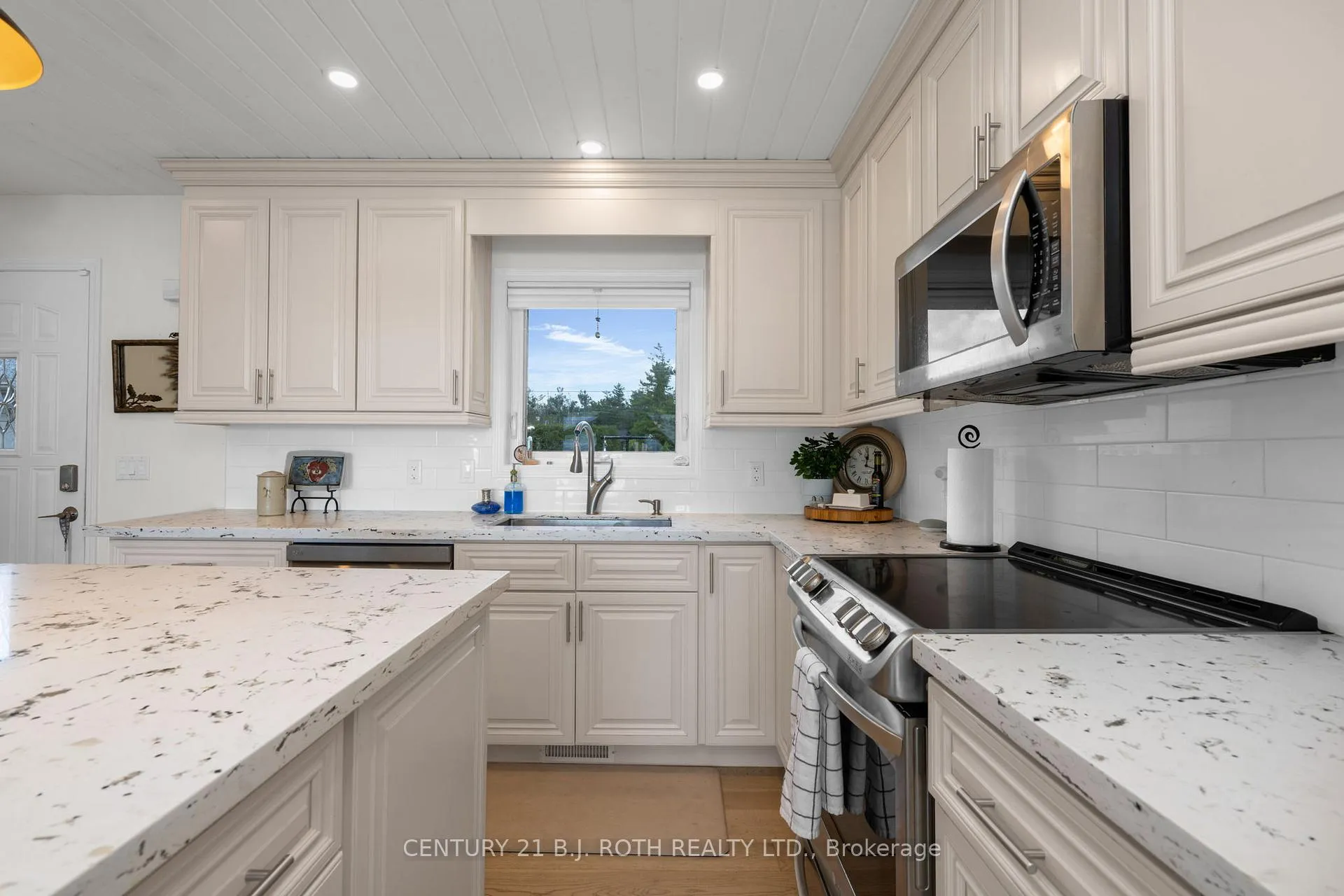 Photo 9 of 95 lakeshore Road E, Oro-Medonte, Rural Oro-Medonte — HOMEH