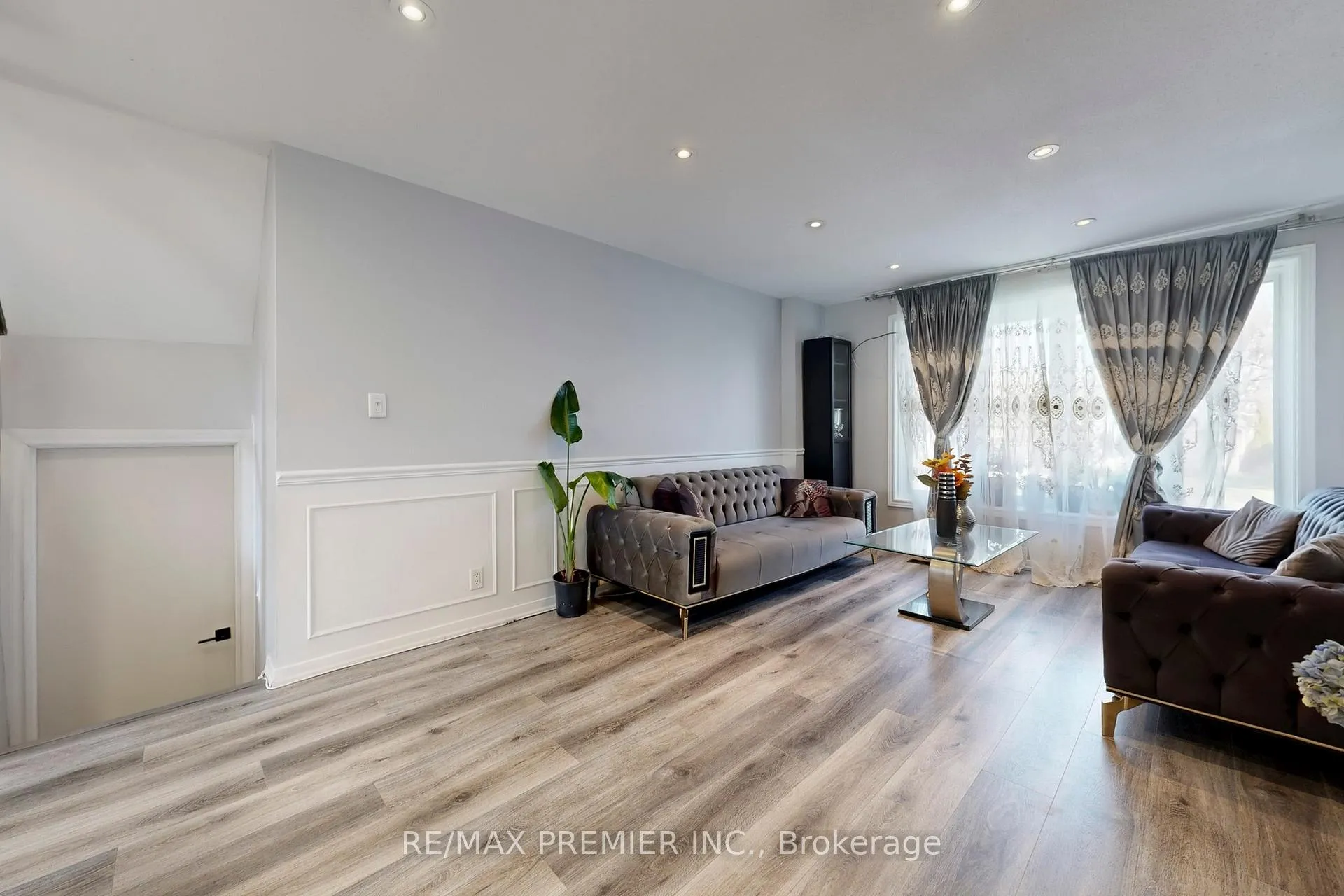 Photo 4 of 888 Krosno Boulevard, Pickering, Bay Ridges — HOMEH