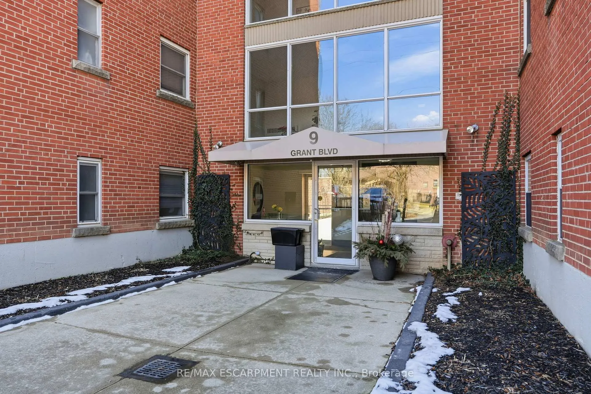 Photo 4 of Unit 106, 9 Grant Boulevard, Hamilton, Dundas — HOMEH