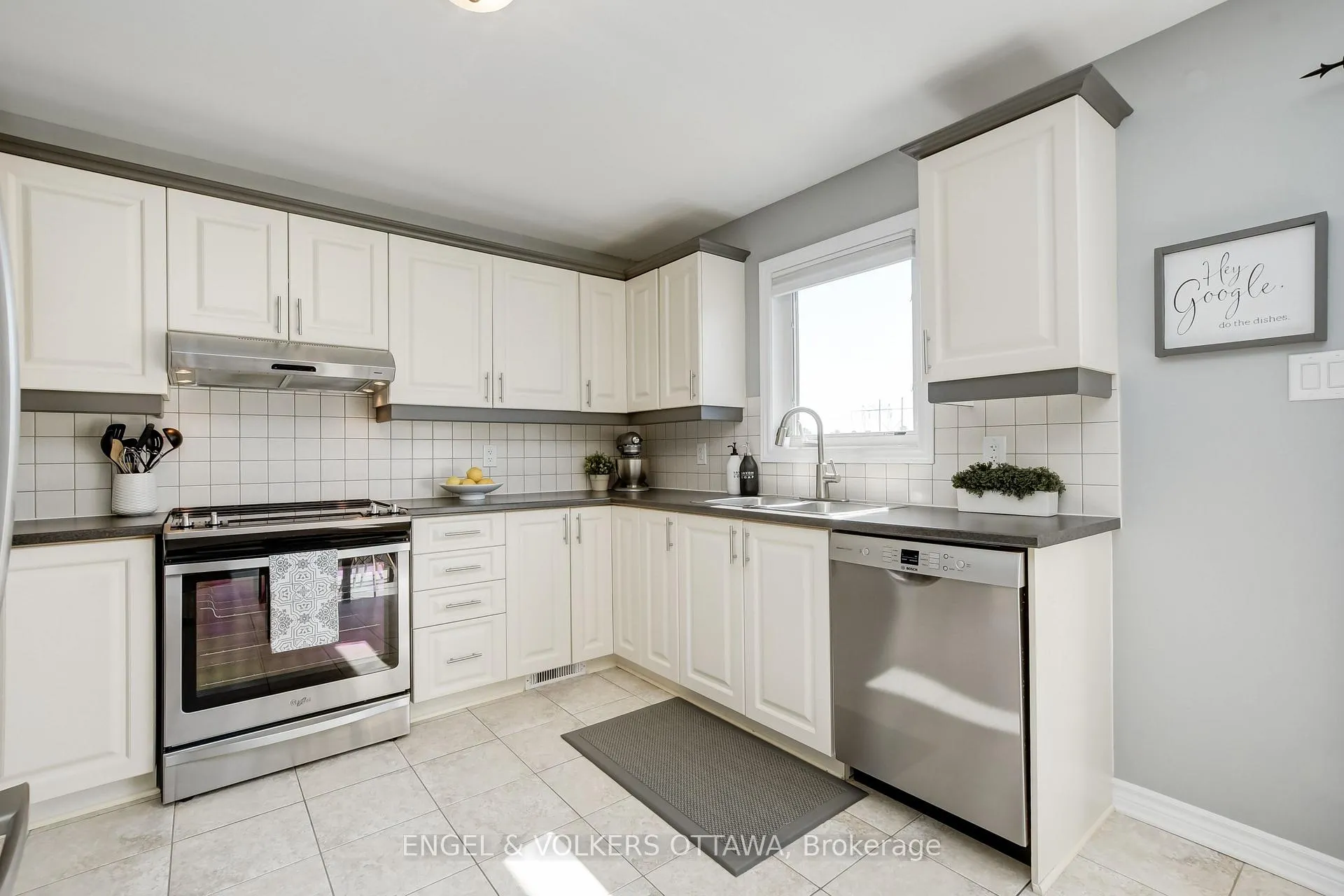 Photo 8 of 398 Abbeydale Circle, Ottawa, Kanata - Morgan's Grant/South March — HOMEH