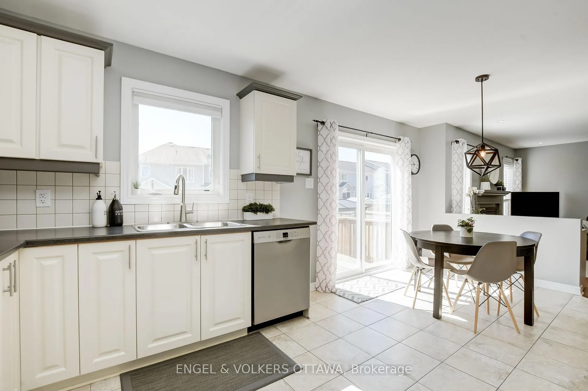 Photo 9 of 398 Abbeydale Circle, Ottawa, Kanata - Morgan's Grant/South March — HOMEH