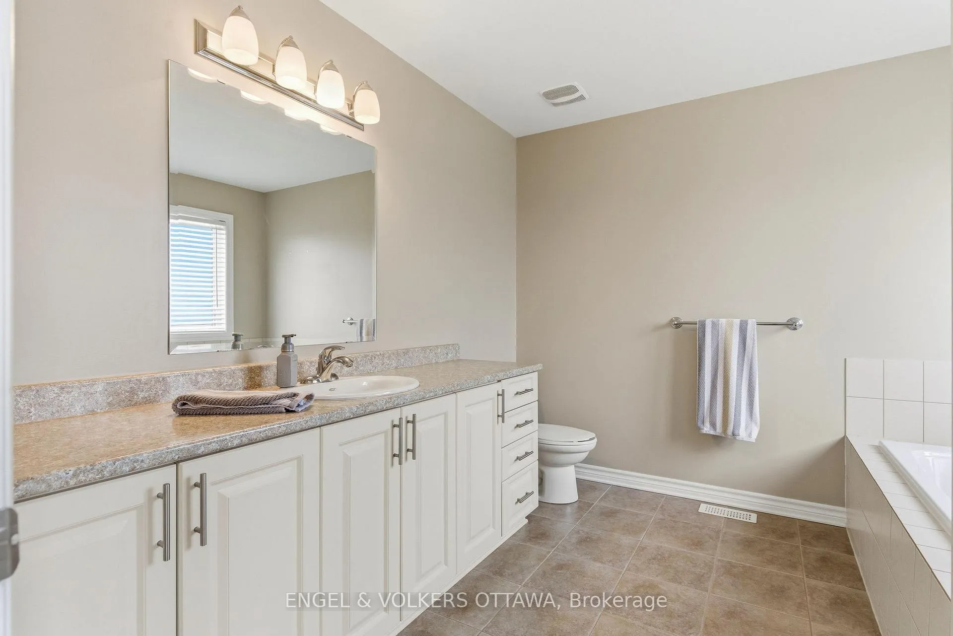 Photo 17 of 398 Abbeydale Circle, Ottawa, Kanata - Morgan's Grant/South March — HOMEH