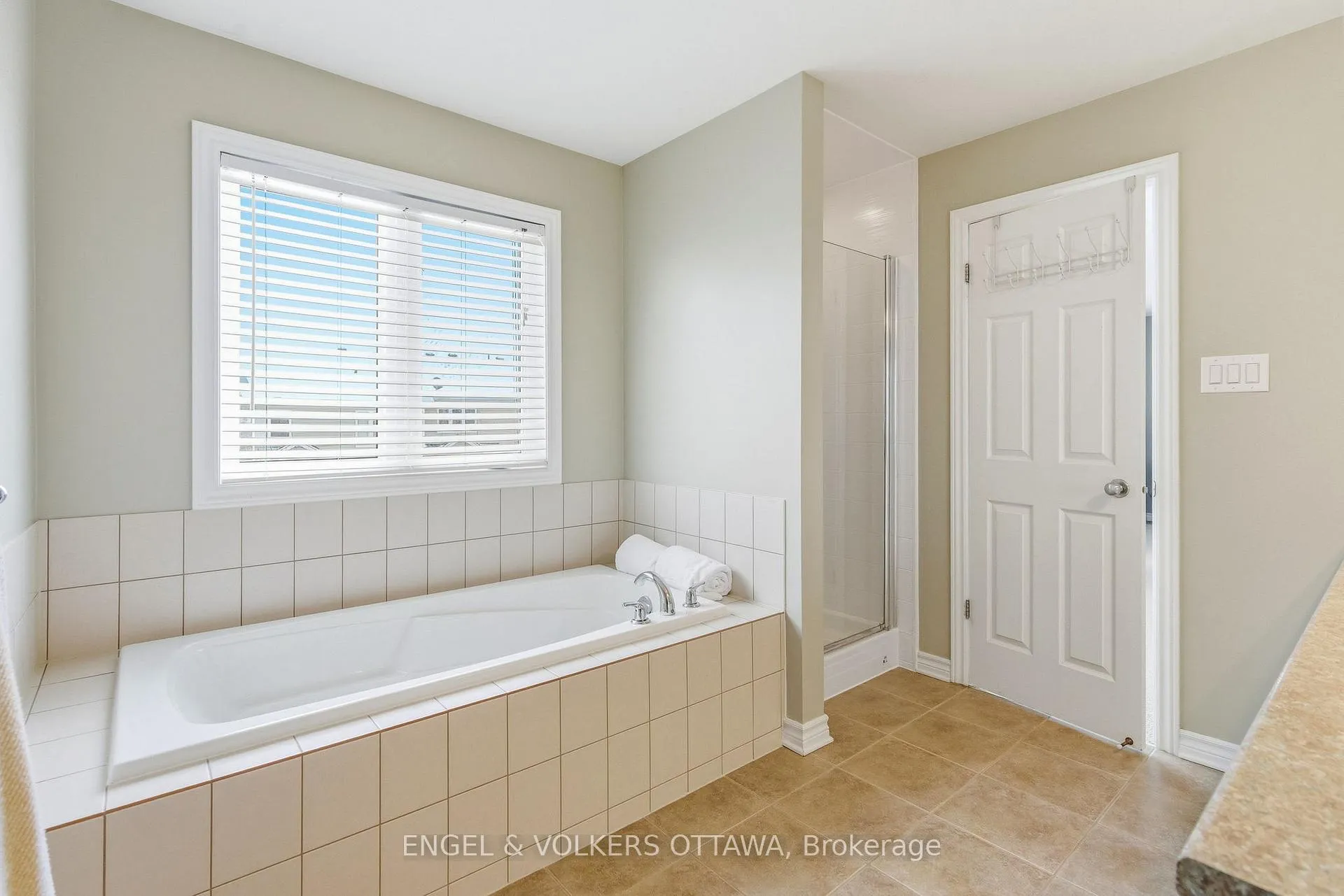 Photo 18 of 398 Abbeydale Circle, Ottawa, Kanata - Morgan's Grant/South March — HOMEH
