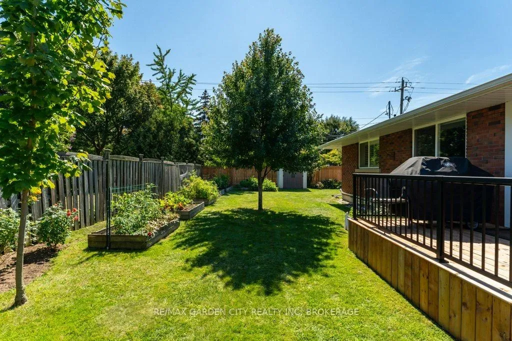 Photo 15 of 2 Lynnwood Avenue, Grimsby, Grimsby East — HOMEH