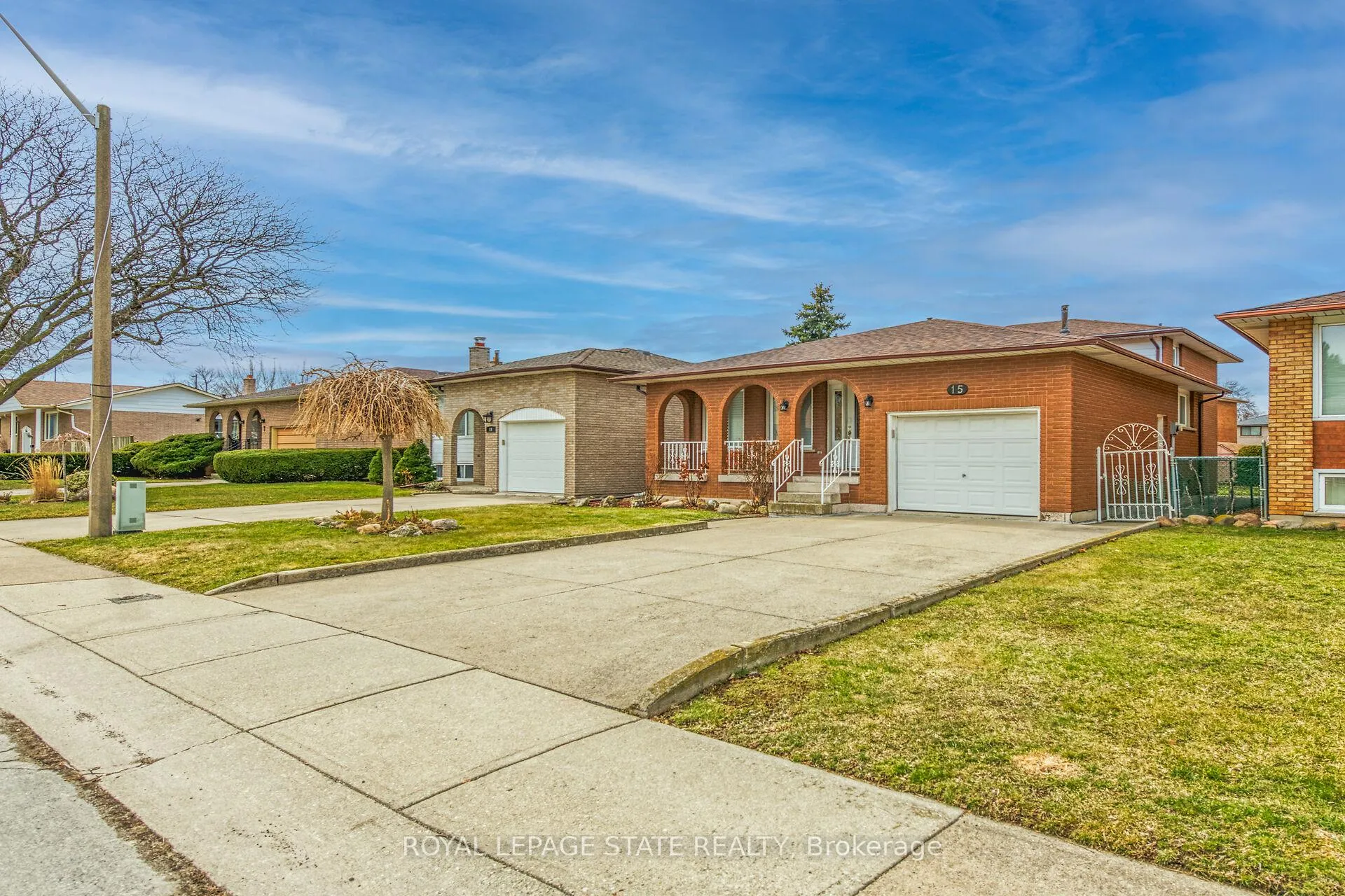Photo 2 of 15 Fairington Crescent, Hamilton, Kentley — HOMEH