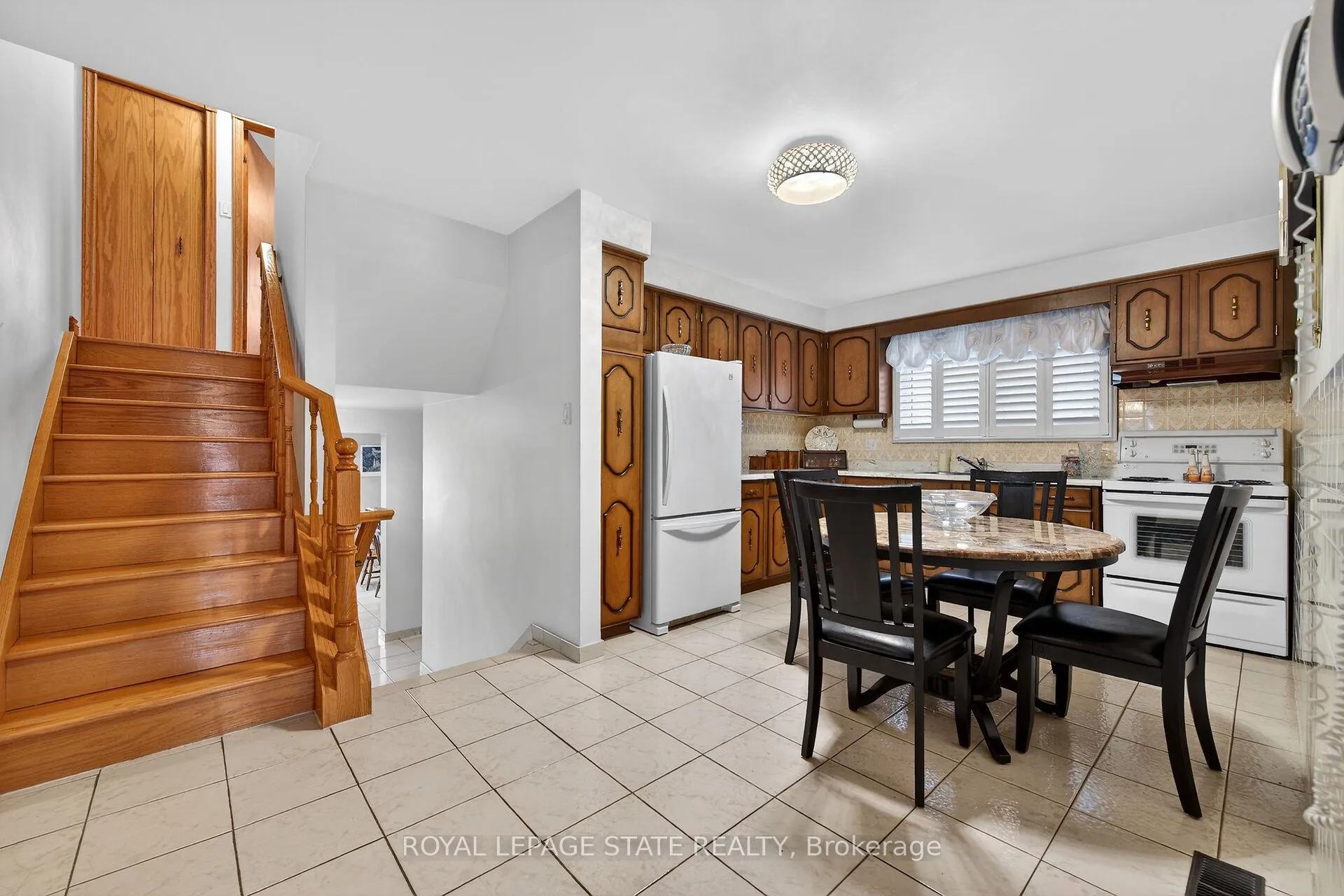 Photo 9 of 15 Fairington Crescent, Hamilton, Kentley — HOMEH