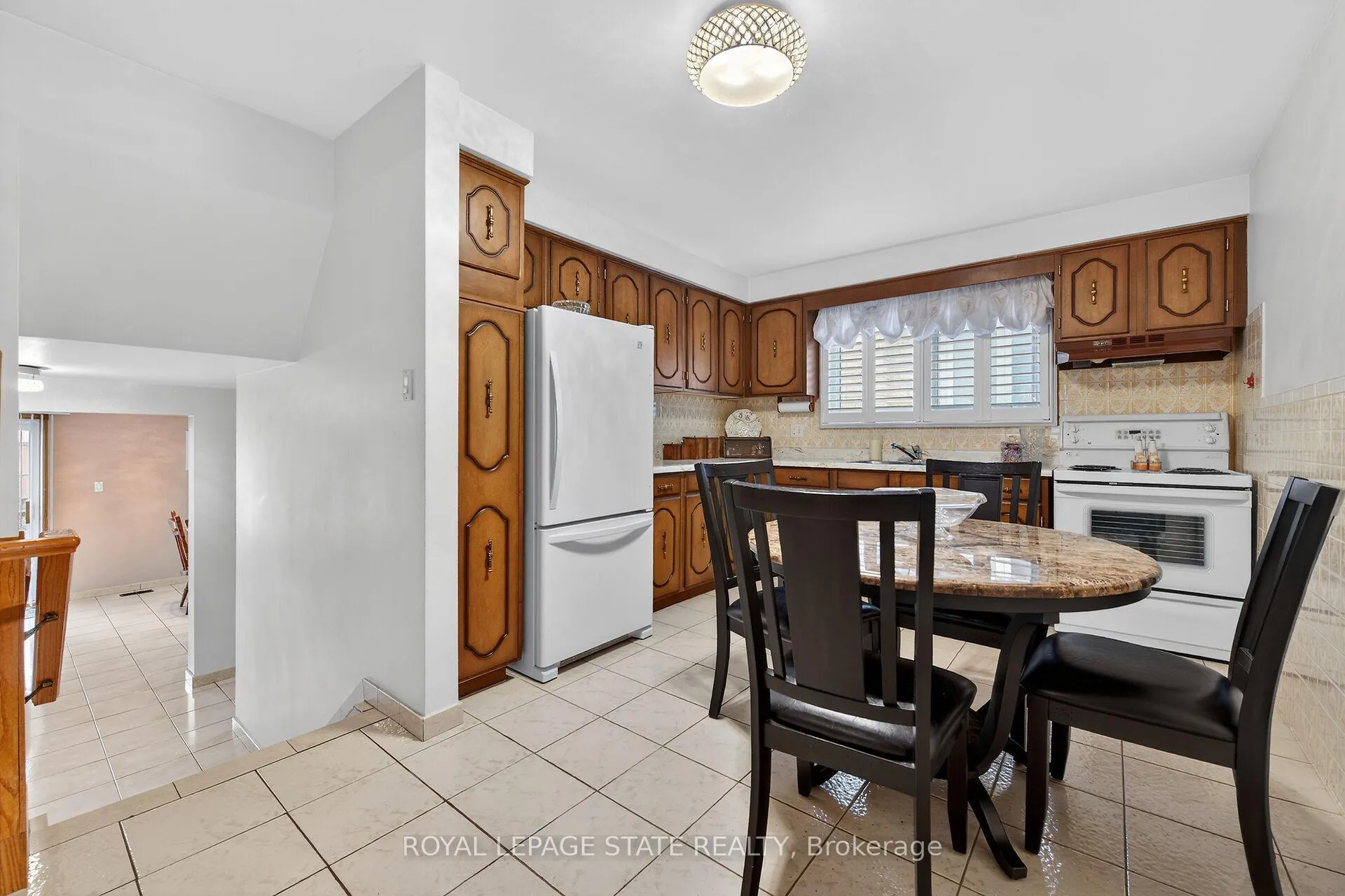 Photo 12 of 15 Fairington Crescent, Hamilton, Kentley — HOMEH