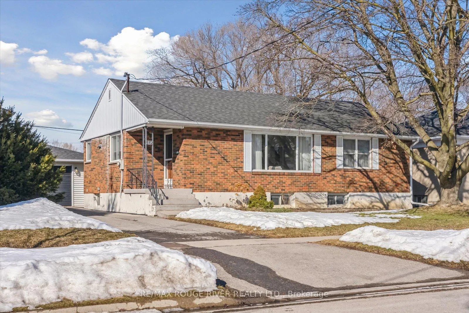 Front of 112 Wellington Avenue W