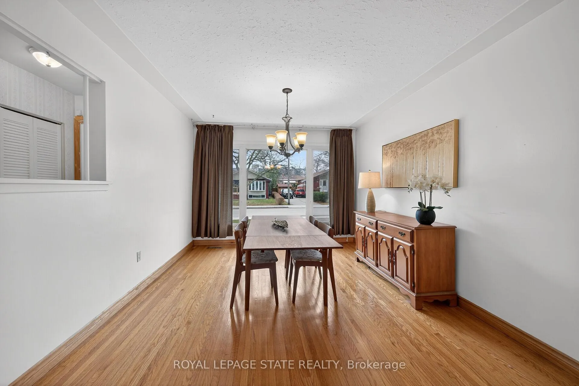Photo 5 of 19 Burfield Avenue, Hamilton, Huntington — HOMEH