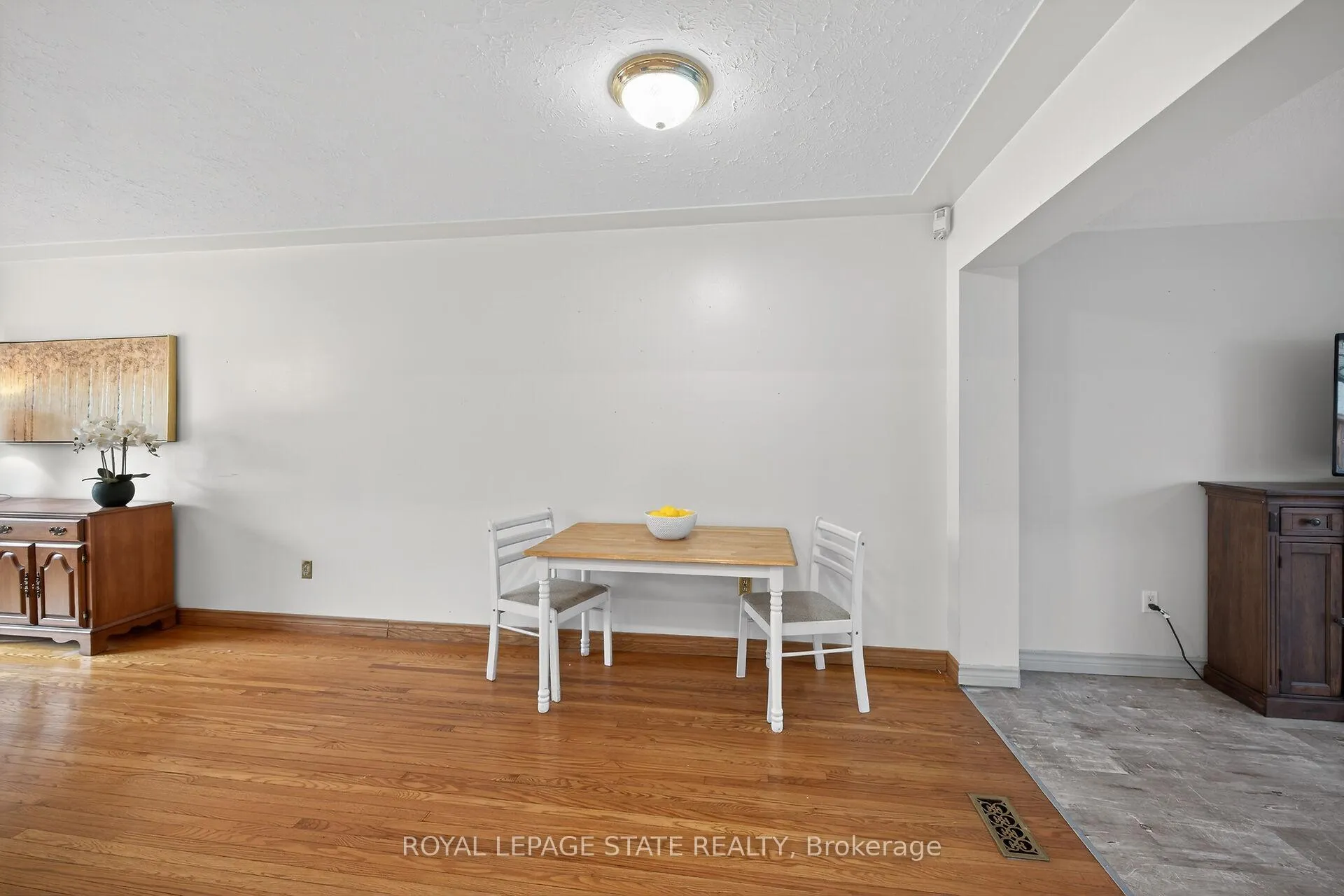 Photo 10 of 19 Burfield Avenue, Hamilton, Huntington — HOMEH