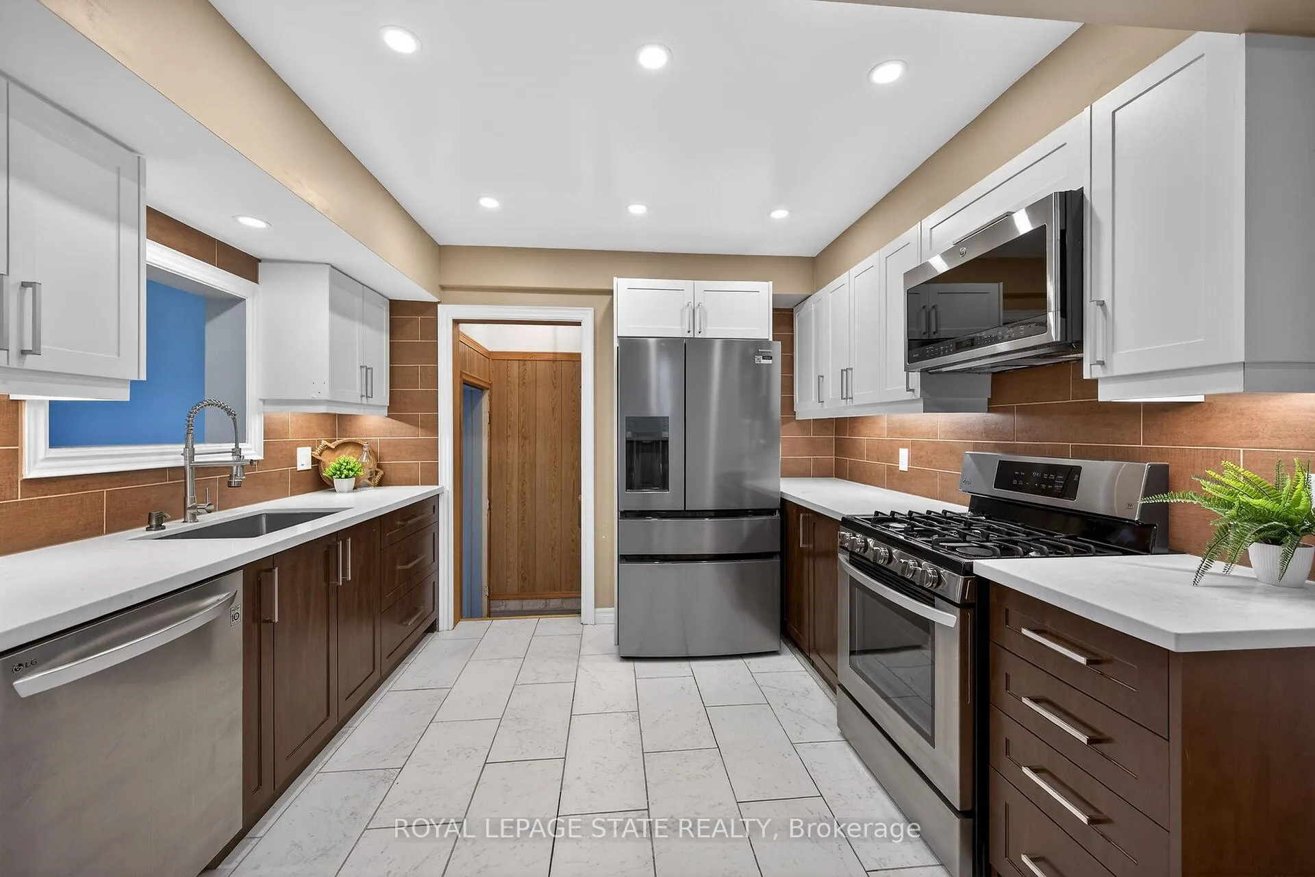 Photo 11 of 19 Burfield Avenue, Hamilton, Huntington — HOMEH