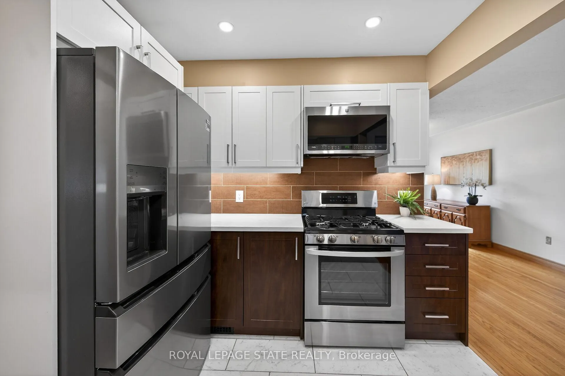 Photo 13 of 19 Burfield Avenue, Hamilton, Huntington — HOMEH