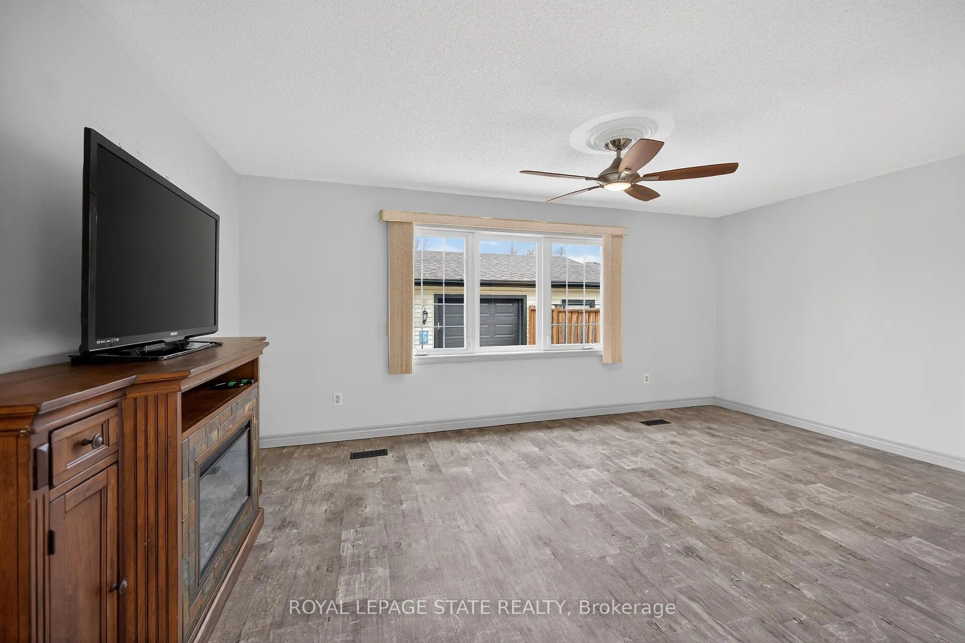 Photo 15 of 19 Burfield Avenue, Hamilton, Huntington — HOMEH