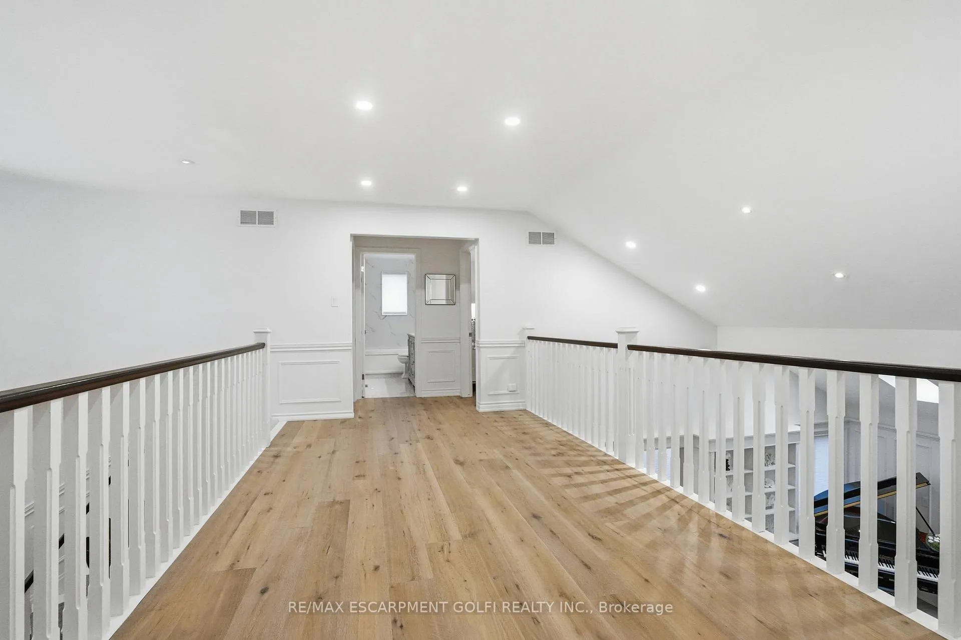 Photo 19 of 132 Chancery Drive, Hamilton, Ancaster — HOMEH