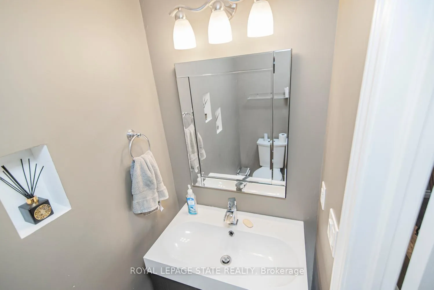 Photo 19 of 443 Eleventh Road E, Hamilton, Rural Stoney Creek — HOMEH