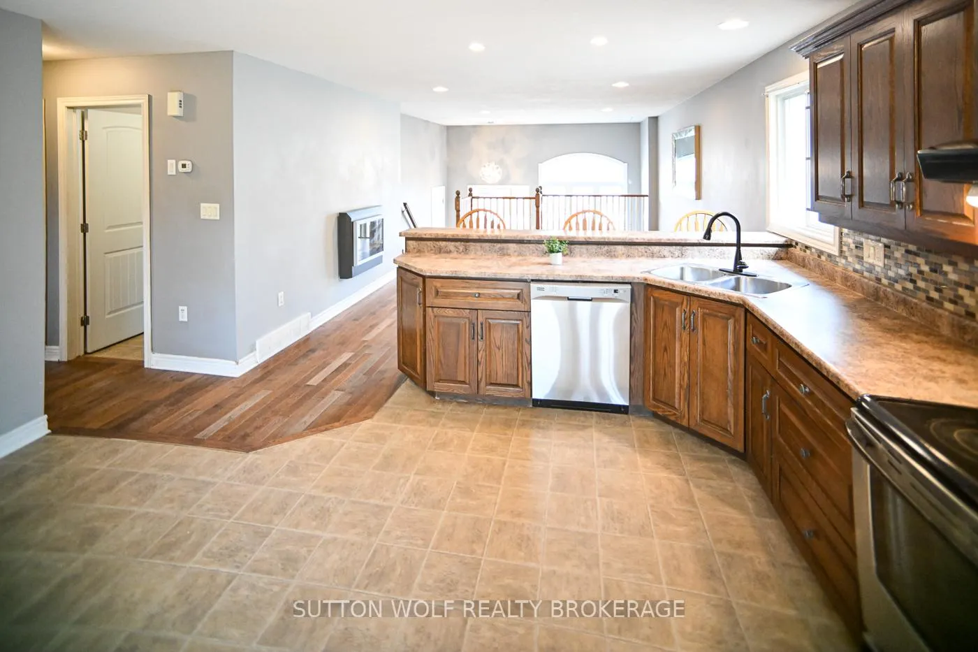 Photo 10 of 68 Bridle Path, Strathroy-Caradoc, SW — HOMEH