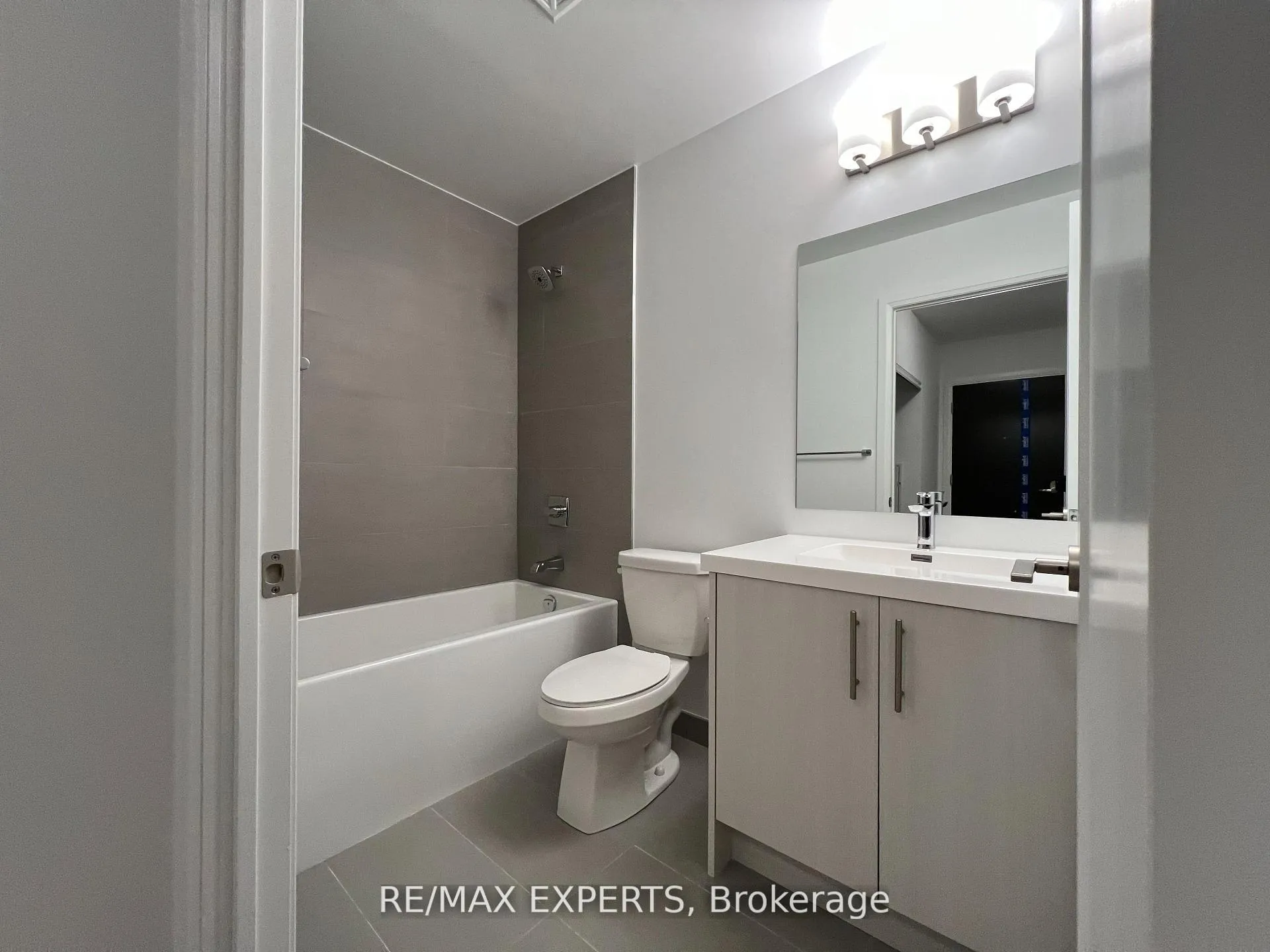 Photo 5 of Unit 413, 286 Main Street, Toronto, East End-Danforth — HOMEH