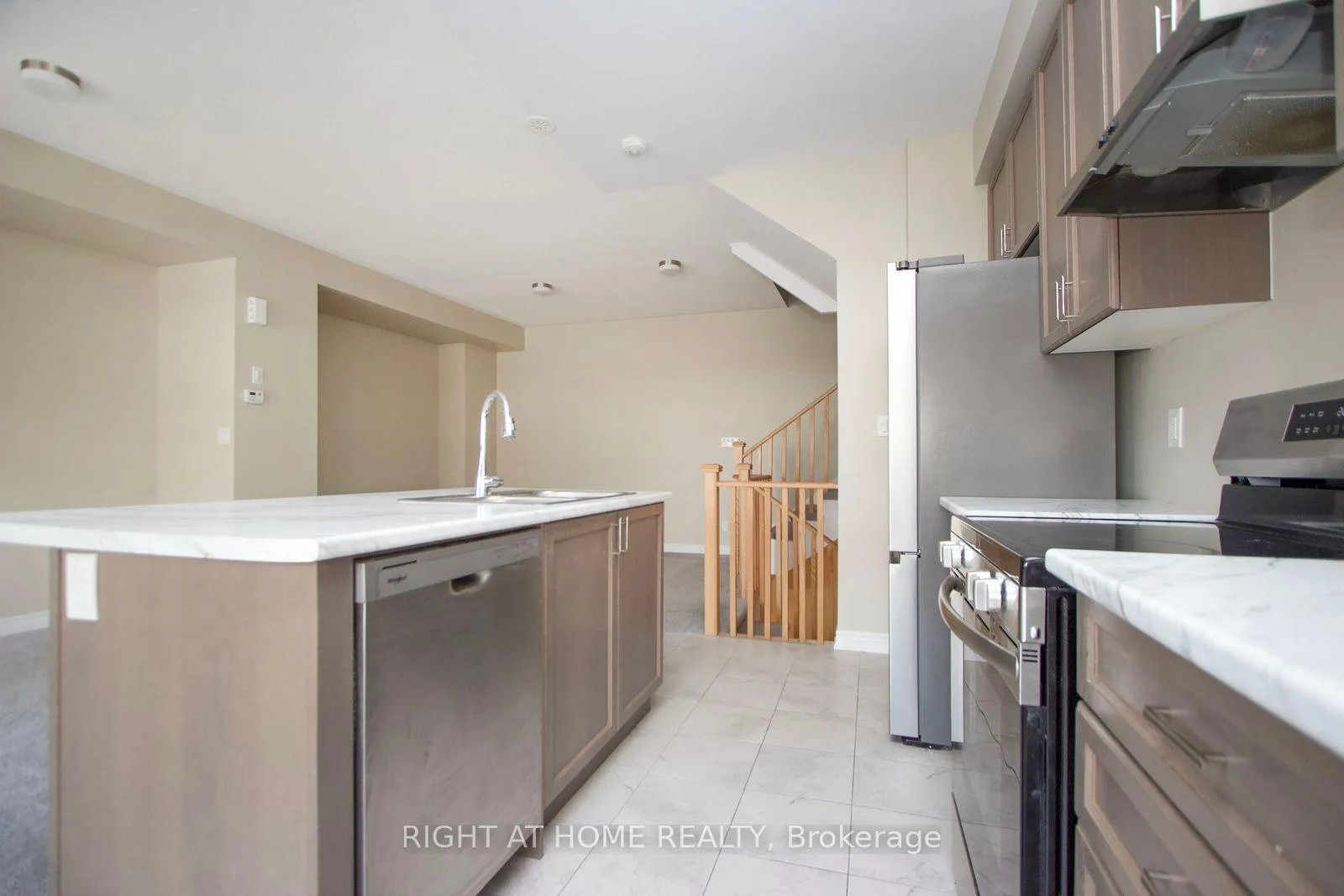 Photo 4 of 1104 Lockie Drive, Oshawa, Kedron — HOMEH