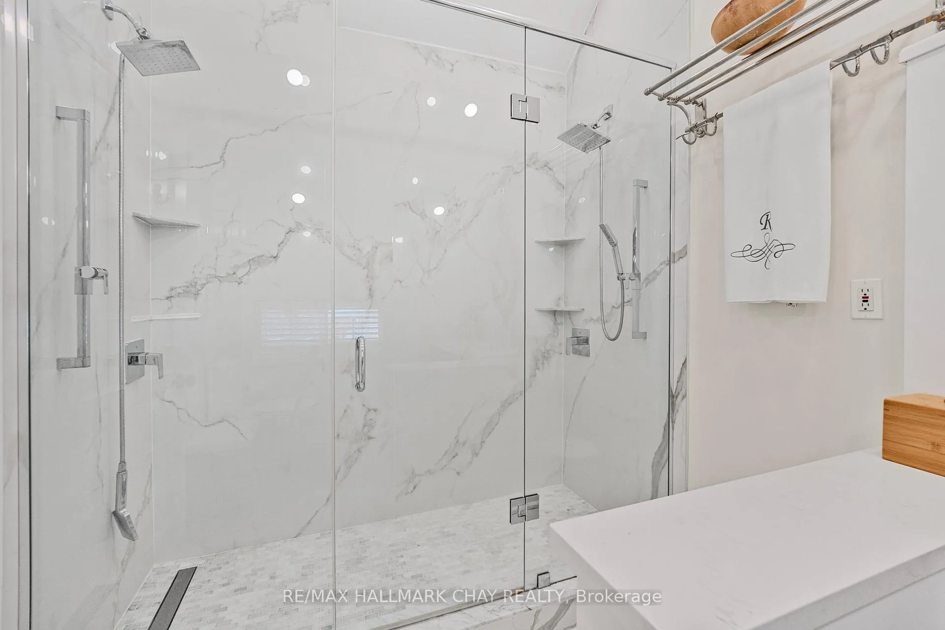 Photo 28 of 11 Catherine Avenue, Aurora, Aurora Village — HOMEH