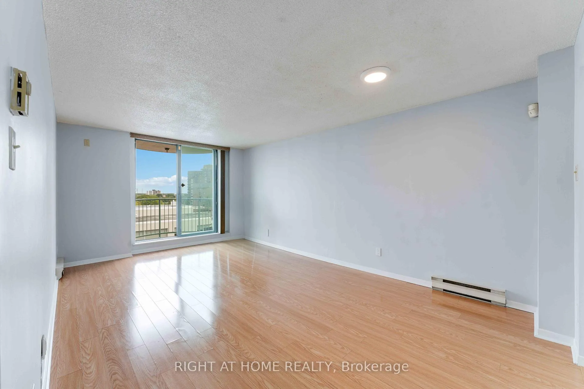 Photo 4 of Unit 605, 1440 Heron Road, Ottawa, Heron Gate/Industrial Park — HOMEH