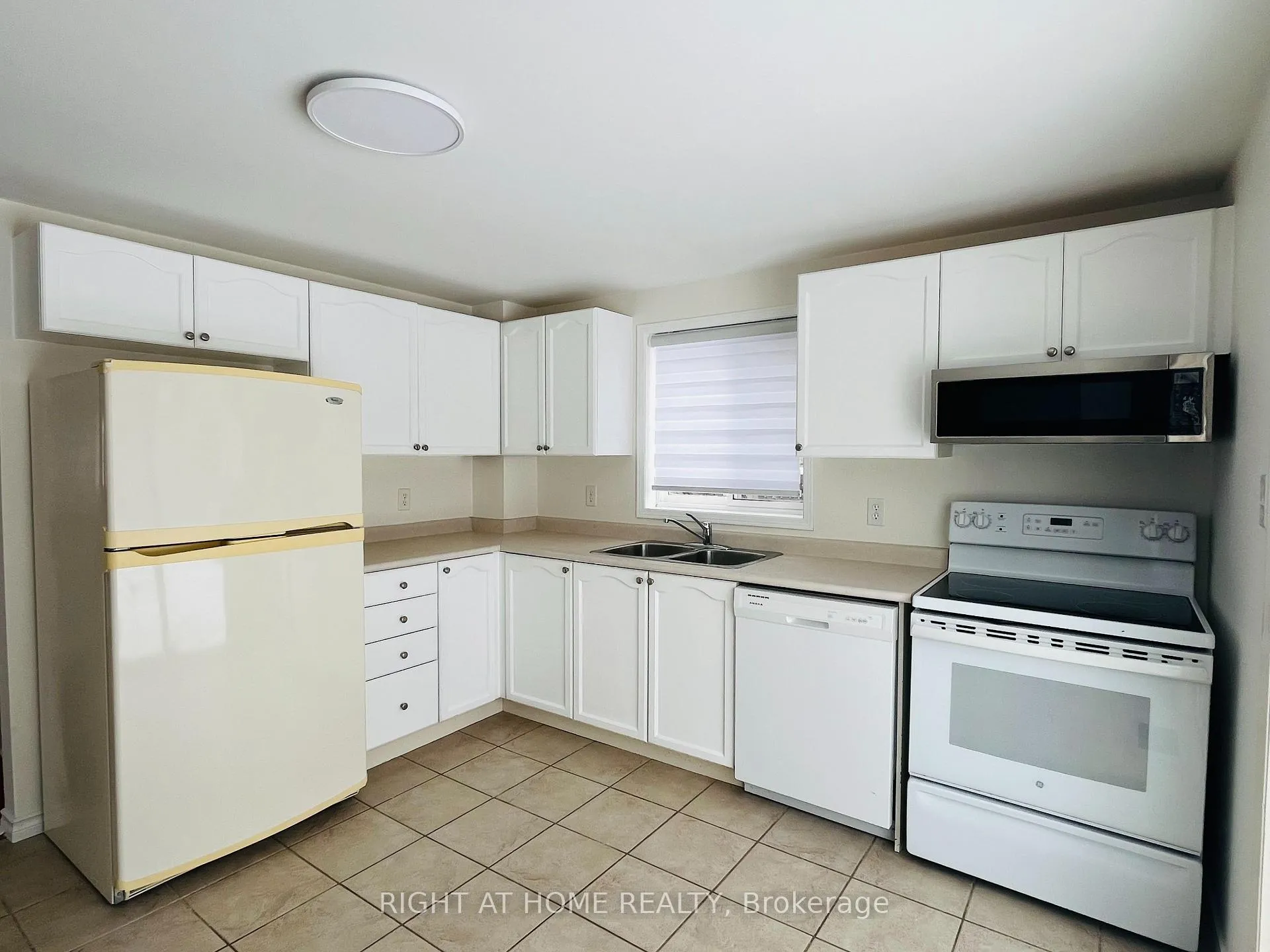 Photo 3 of 14 Downing Crescent, Barrie, Holly — HOMEH