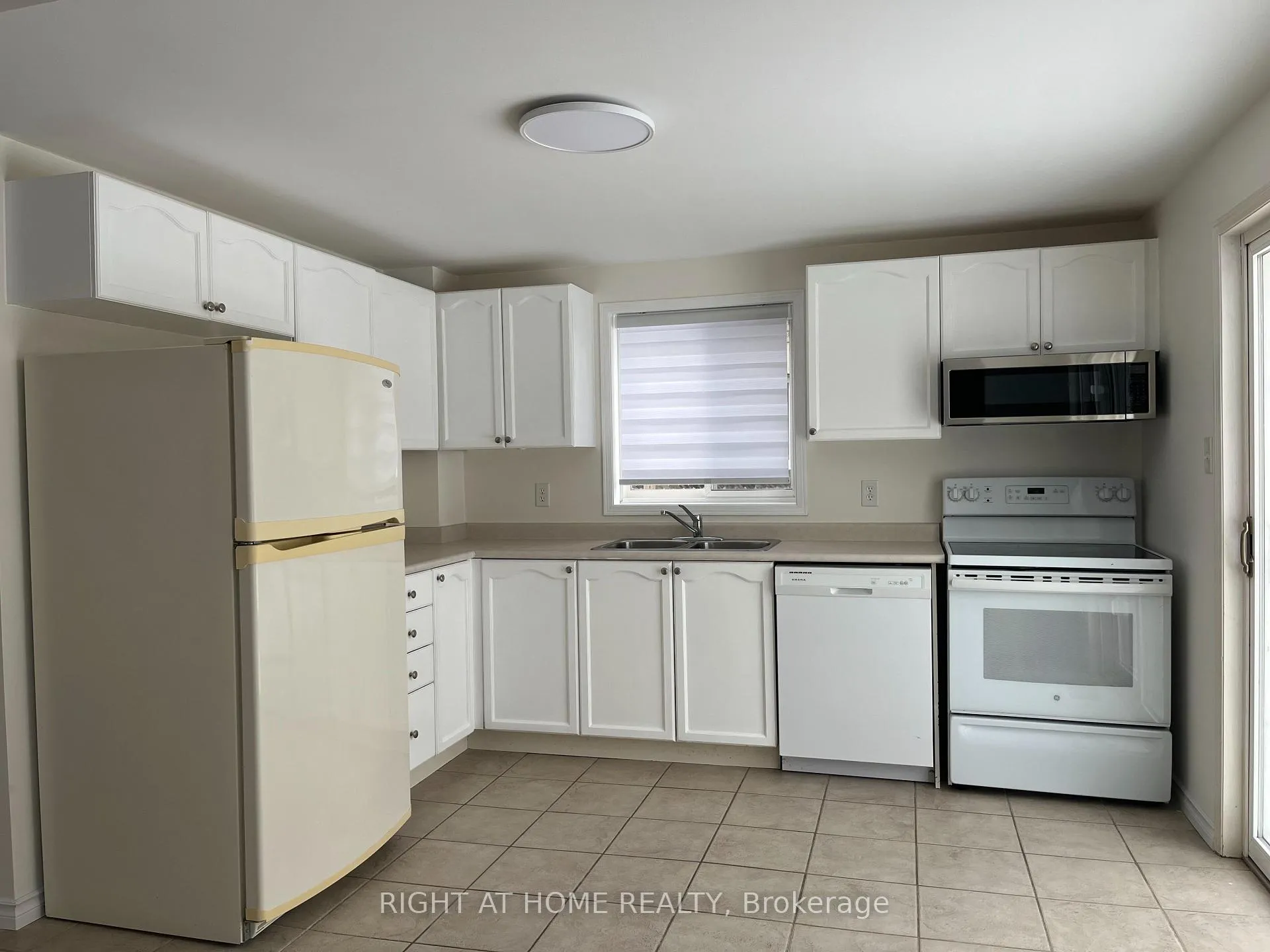 Photo 4 of 14 Downing Crescent, Barrie, Holly — HOMEH