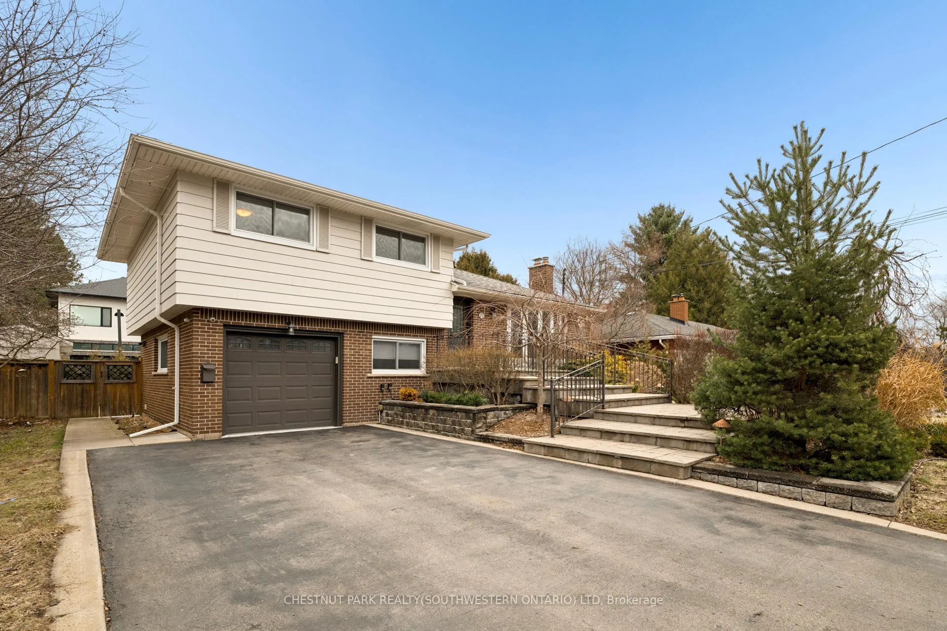 Photo 1 of 19 Douglas Road, Hamilton, Ancaster — HOMEH