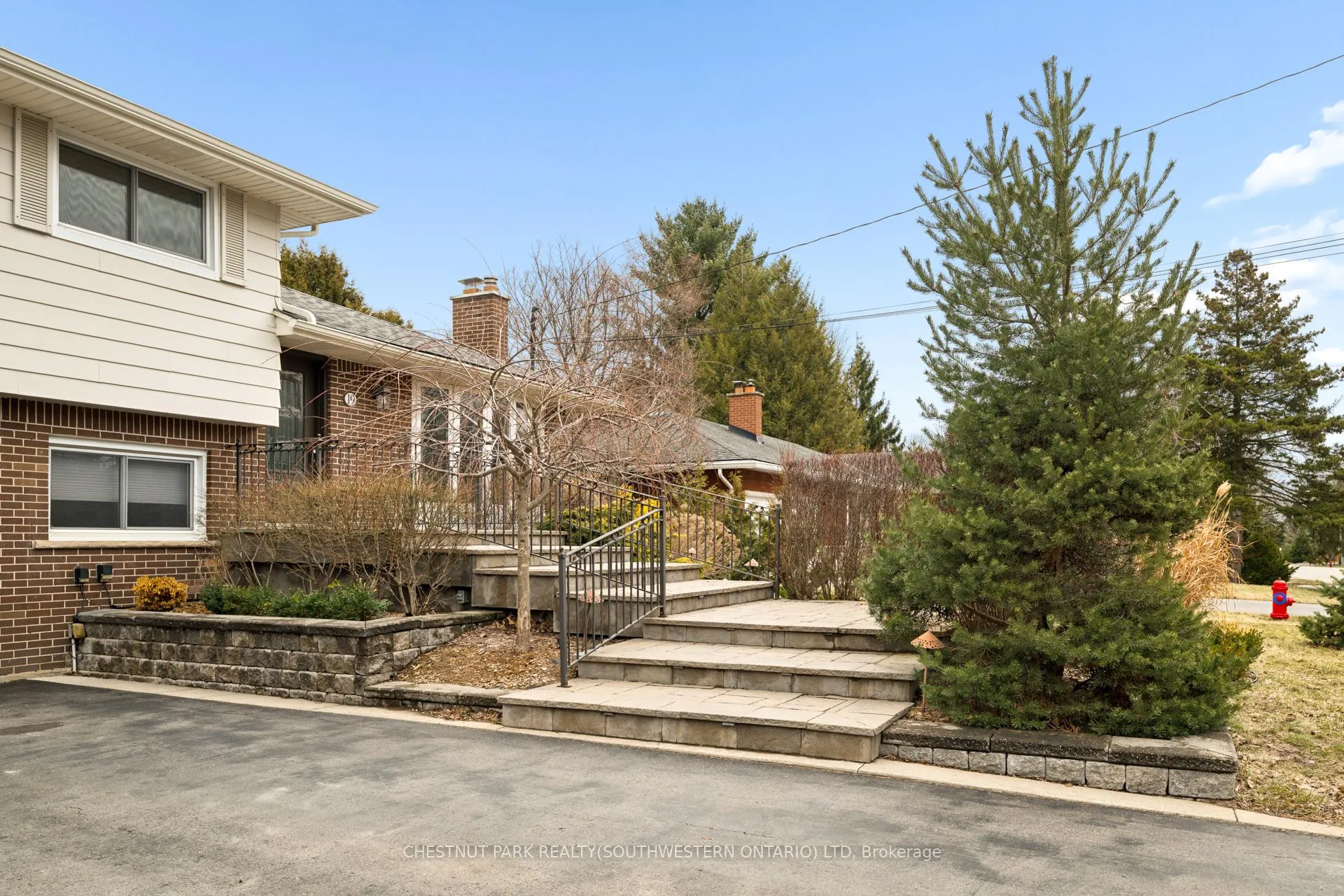 Photo 3 of 19 Douglas Road, Hamilton, Ancaster — HOMEH