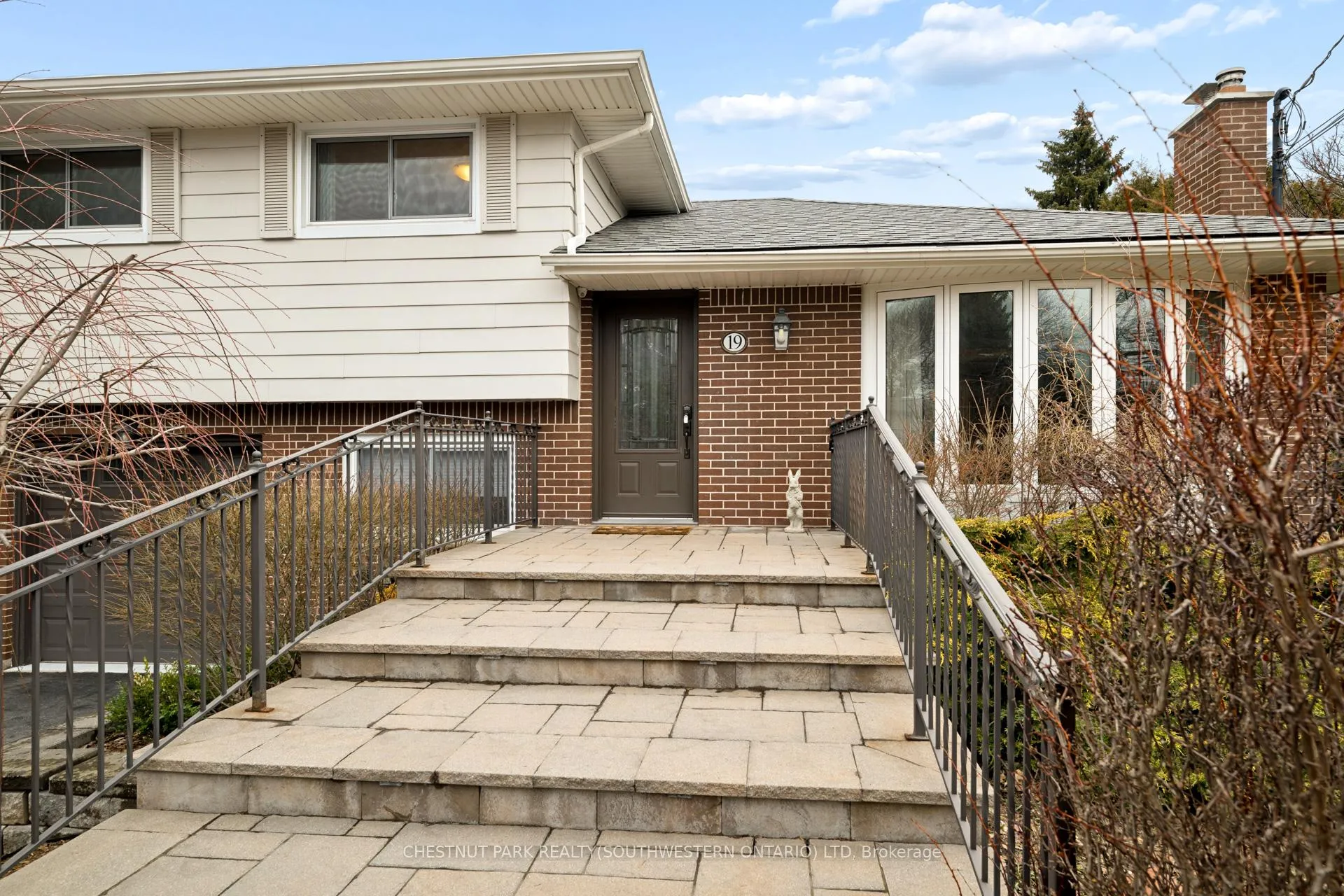 Photo 4 of 19 Douglas Road, Hamilton, Ancaster — HOMEH