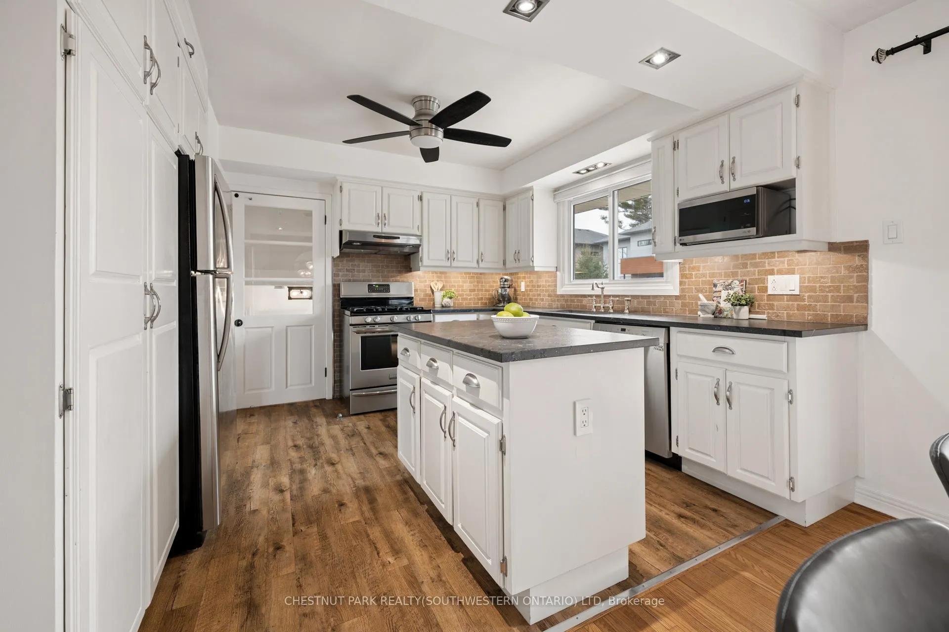 Photo 13 of 19 Douglas Road, Hamilton, Ancaster — HOMEH