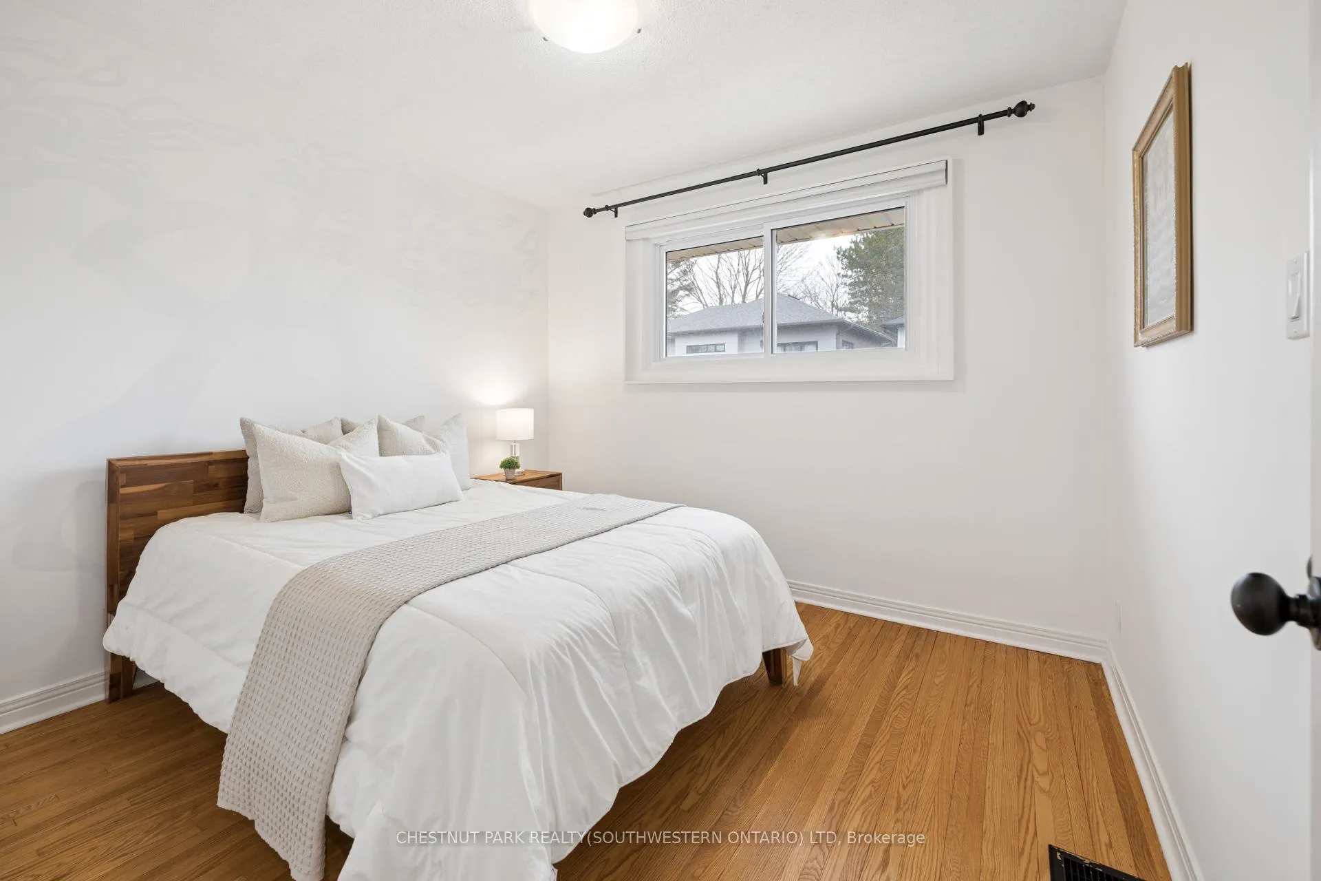Photo 18 of 19 Douglas Road, Hamilton, Ancaster — HOMEH