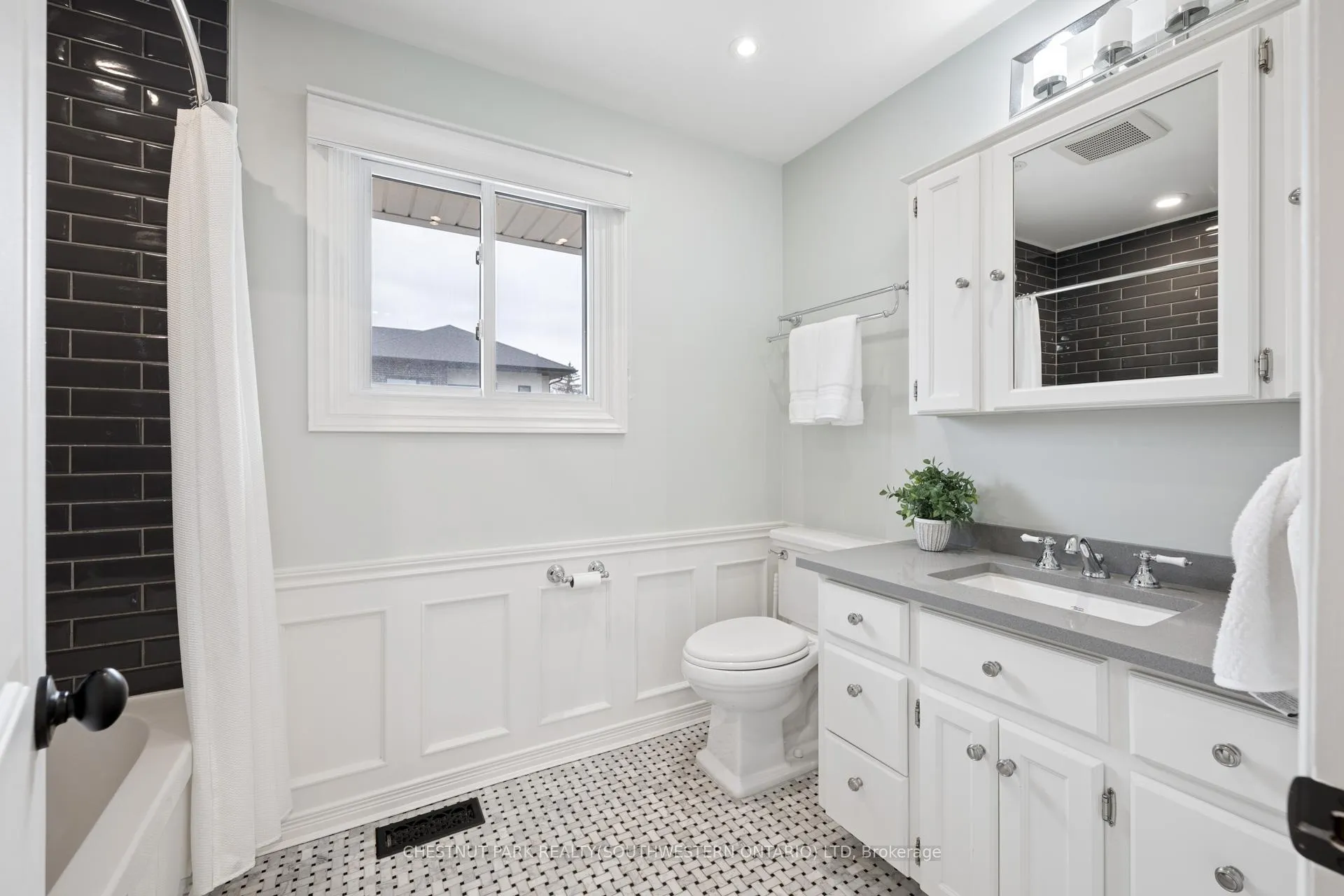 Photo 20 of 19 Douglas Road, Hamilton, Ancaster — HOMEH