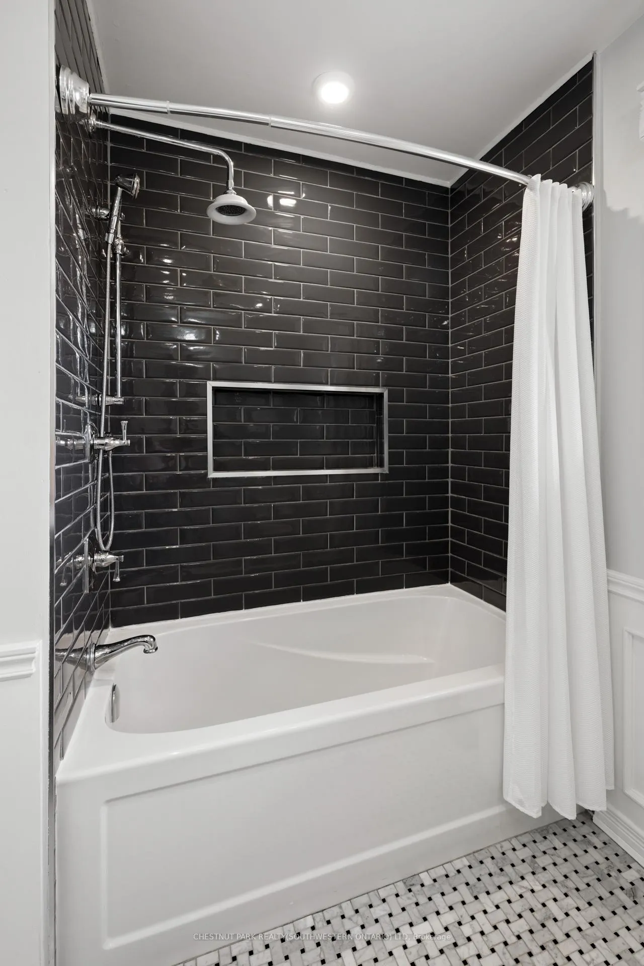 Photo 21 of 19 Douglas Road, Hamilton, Ancaster — HOMEH
