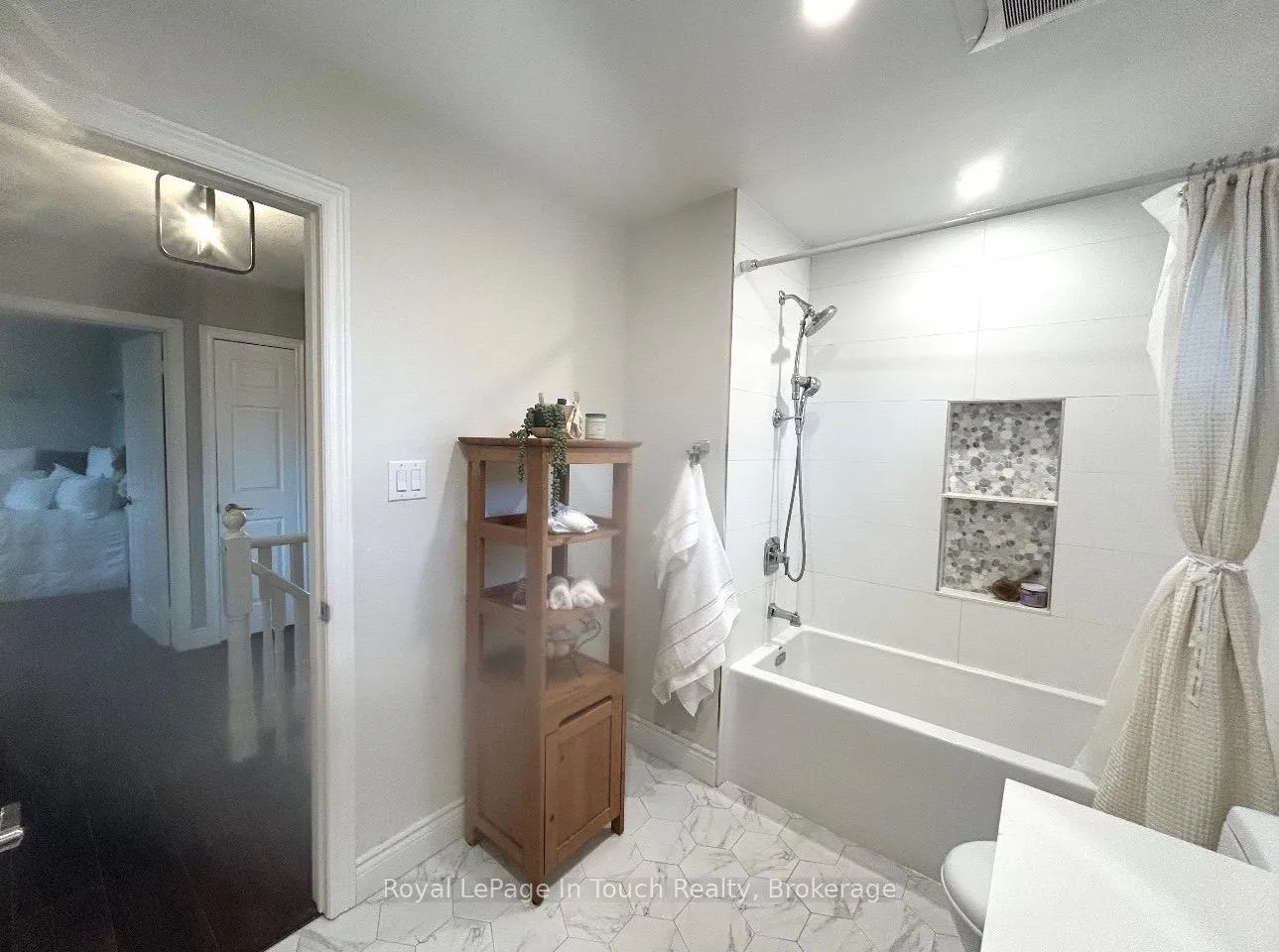 Photo 27 of 153 Ferndale Drive S, Barrie, Ardagh — HOMEH