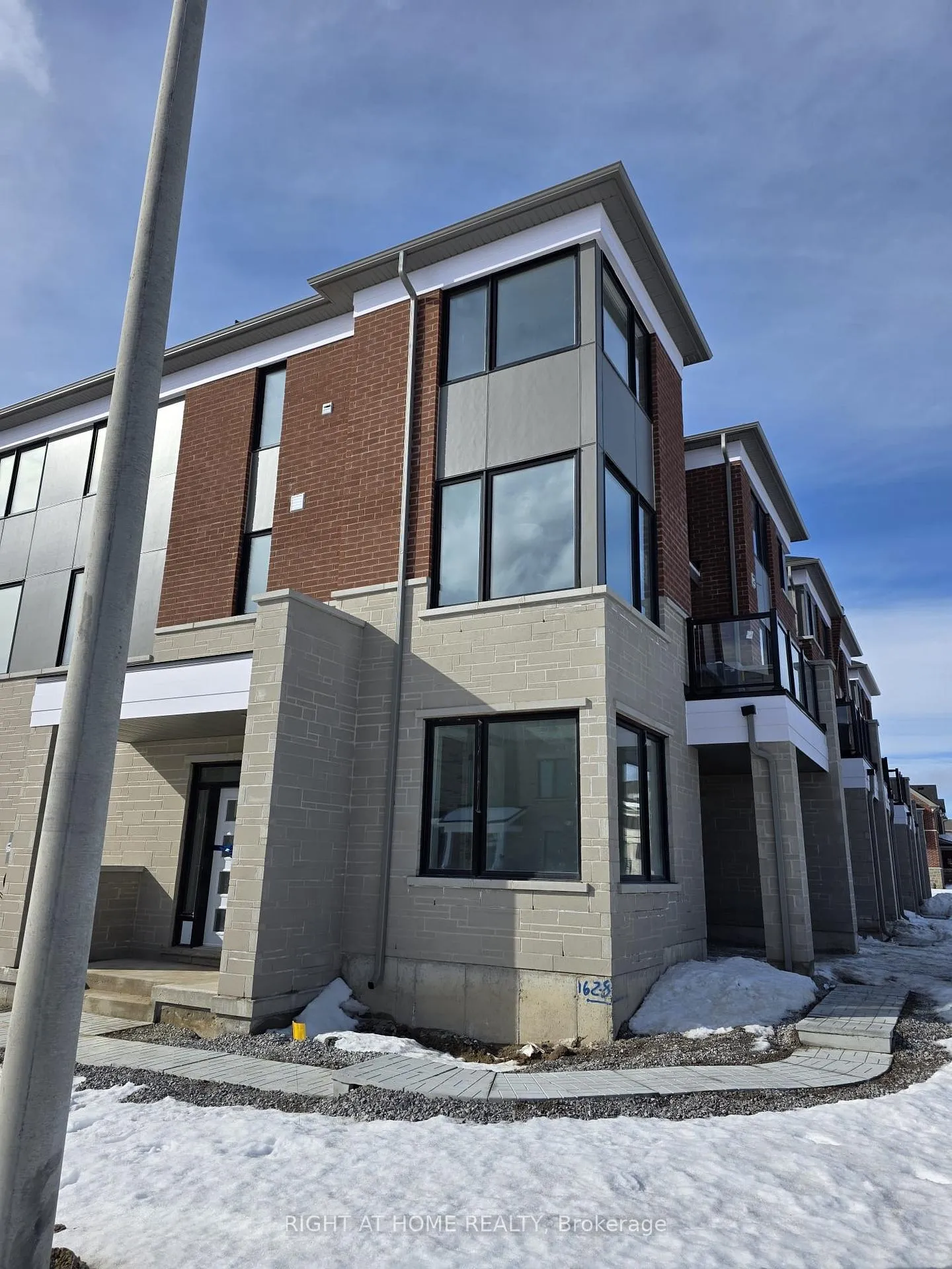 Photo 2 of 84 Yorkshire Drive, Barrie, Rural Barrie Southeast — HOMEH