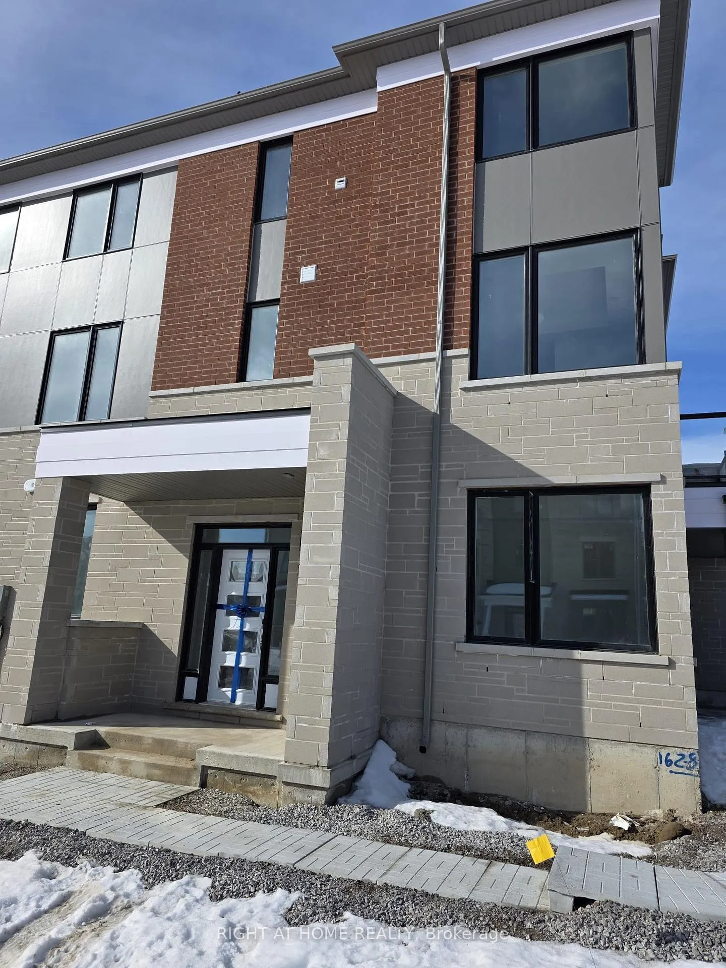 Photo 3 of 84 Yorkshire Drive, Barrie, Rural Barrie Southeast — HOMEH