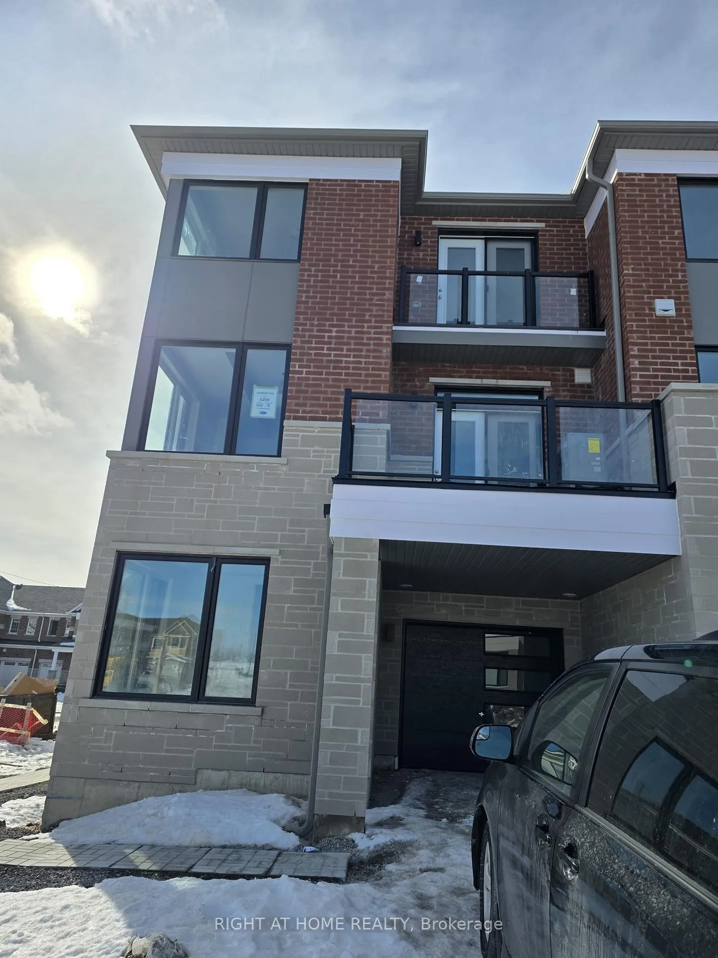 Photo 4 of 84 Yorkshire Drive, Barrie, Rural Barrie Southeast — HOMEH