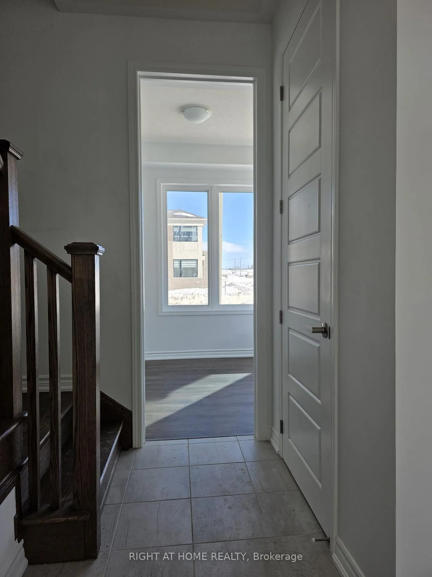 Photo 5 of 84 Yorkshire Drive, Barrie, Rural Barrie Southeast — HOMEH