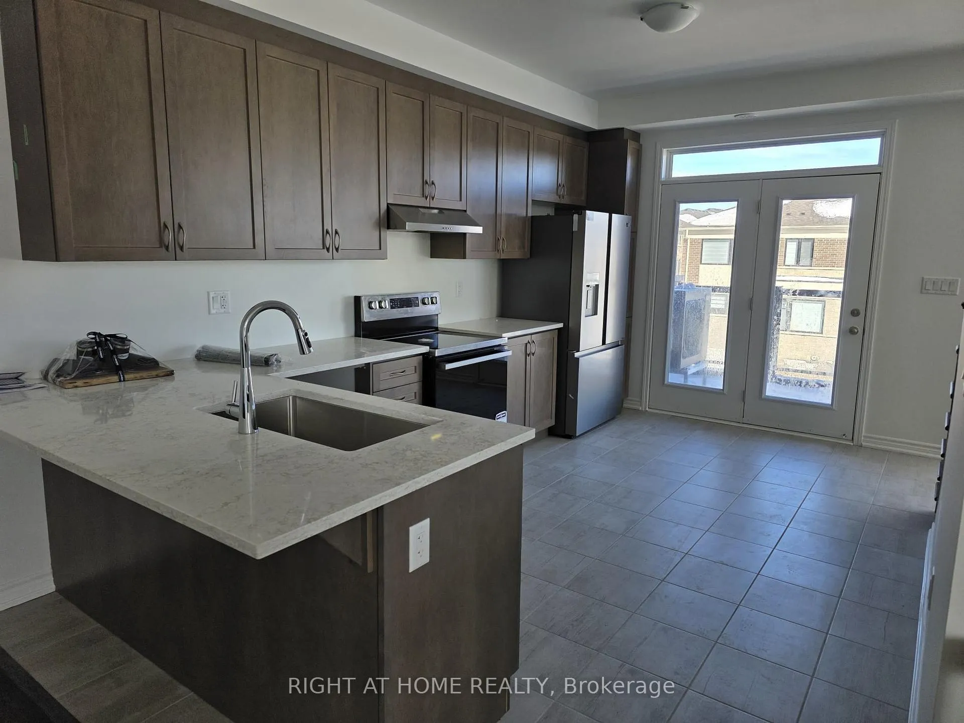 Photo 7 of 84 Yorkshire Drive, Barrie, Rural Barrie Southeast — HOMEH