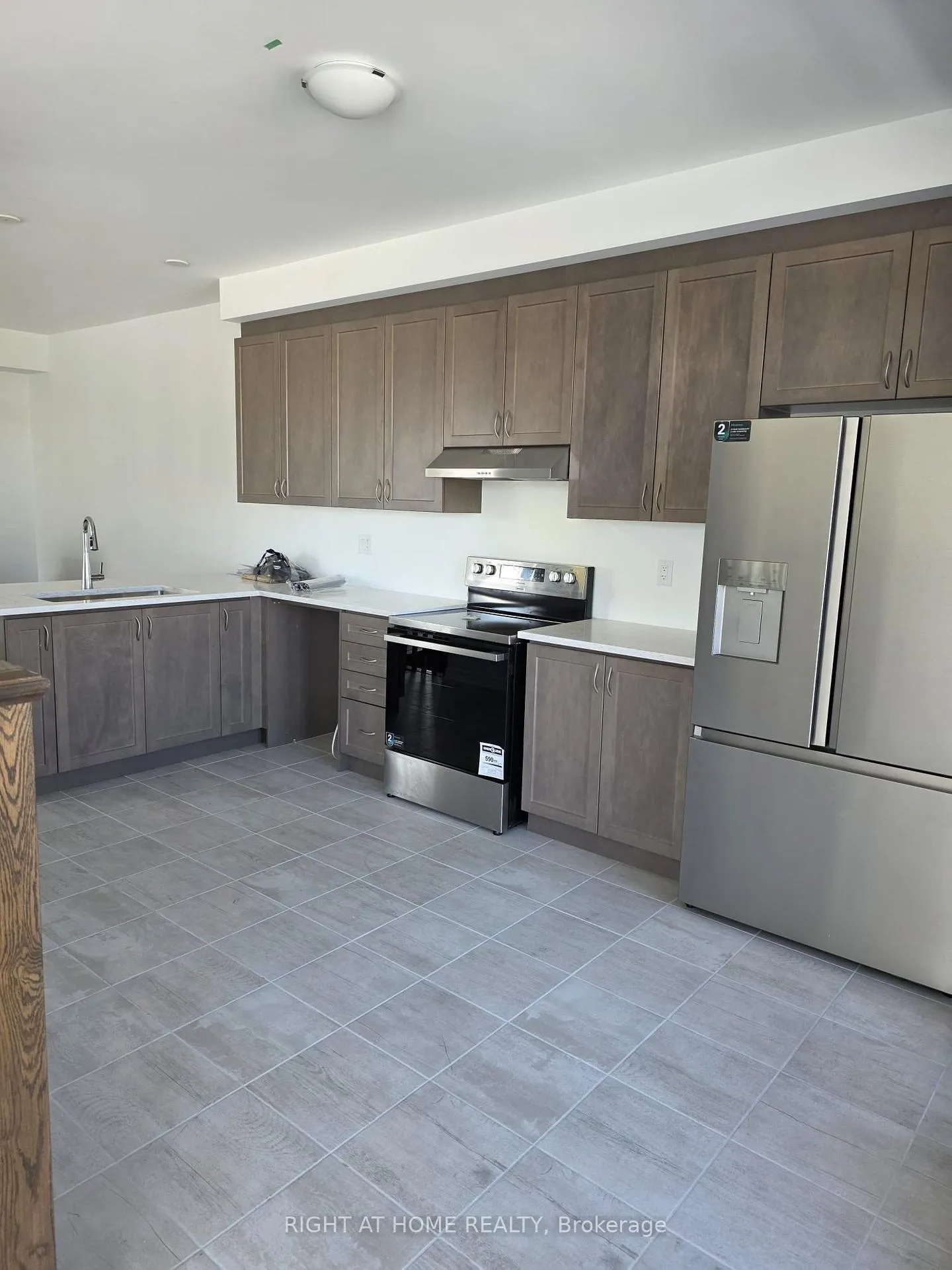 Photo 8 of 84 Yorkshire Drive, Barrie, Rural Barrie Southeast — HOMEH