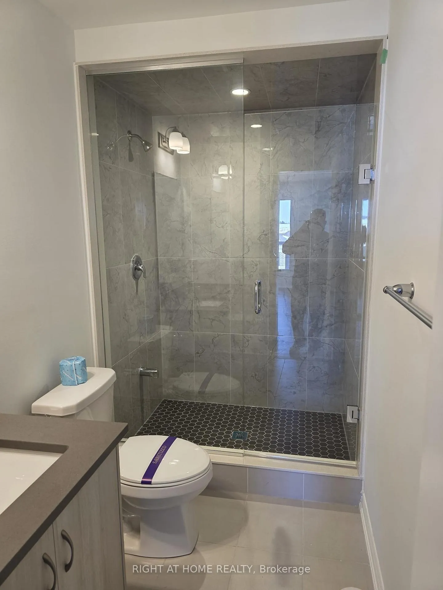 Photo 16 of 84 Yorkshire Drive, Barrie, Rural Barrie Southeast — HOMEH