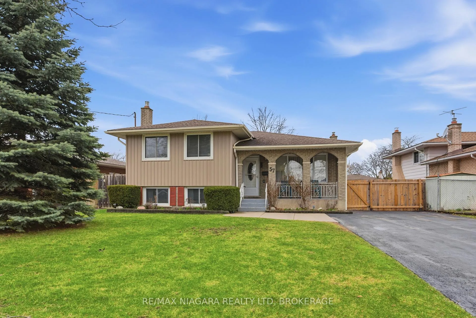 Photo 2 of 57 Meredith Drive, St. Catharines, Carlton/Bunting — HOMEH